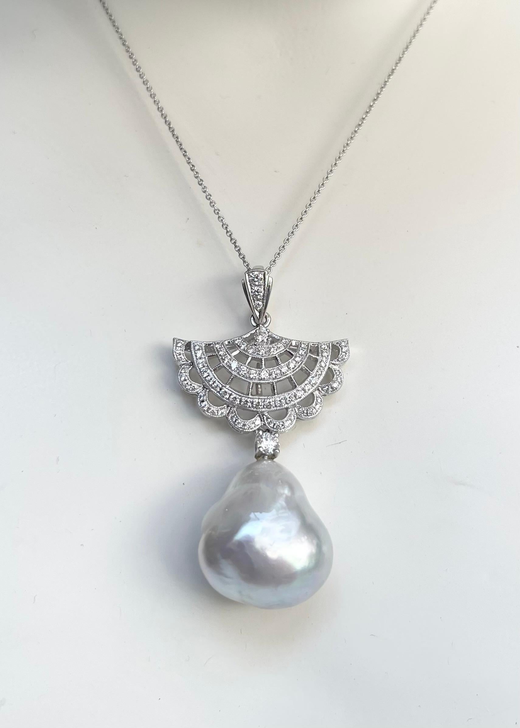 Art déco Pendentif en or blanc 14 carats orné d'une perle des mers du Sud et d'un diamant en vente