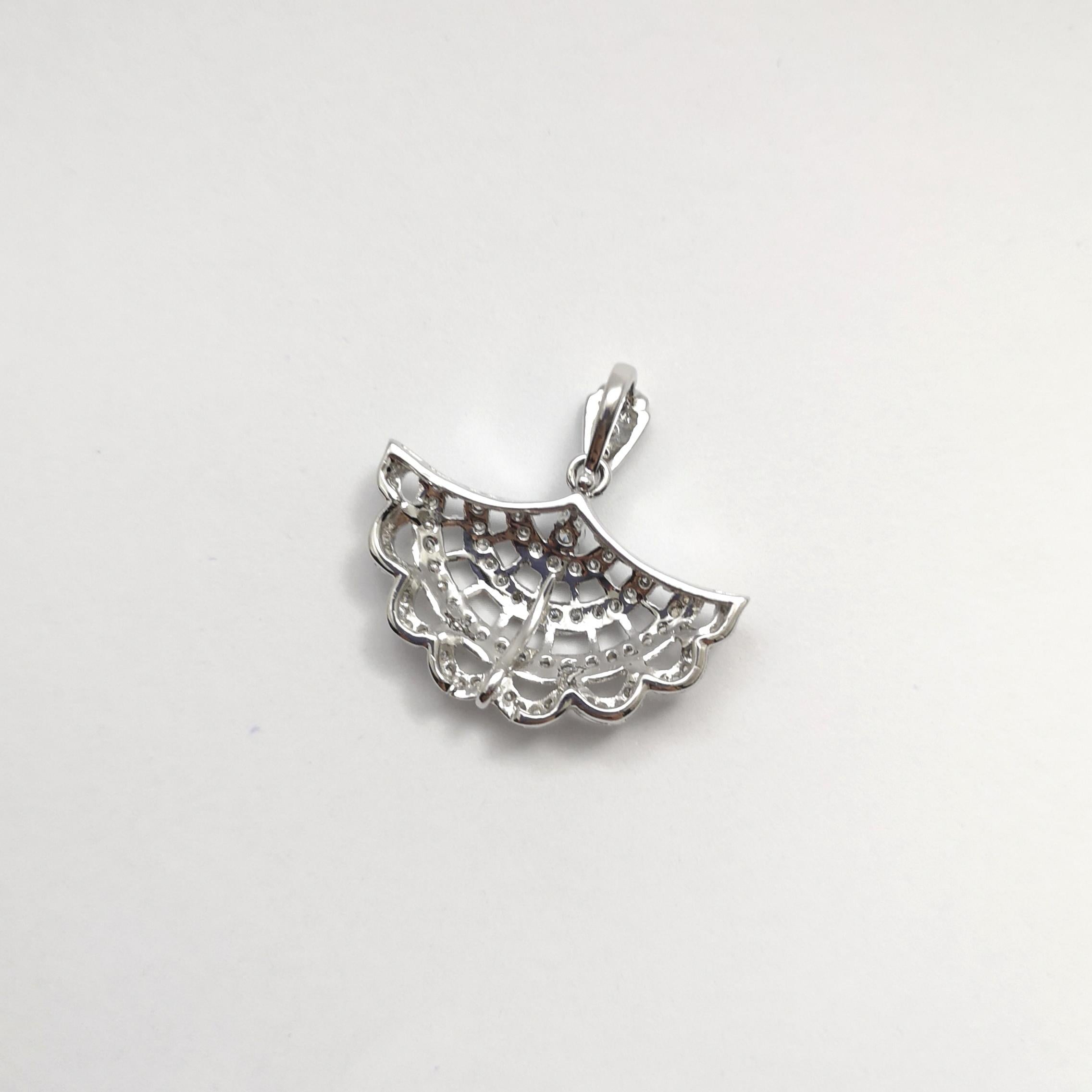 Pendentif en or blanc 14 carats orné d'une perle des mers du Sud et d'un diamant Pour femmes en vente
