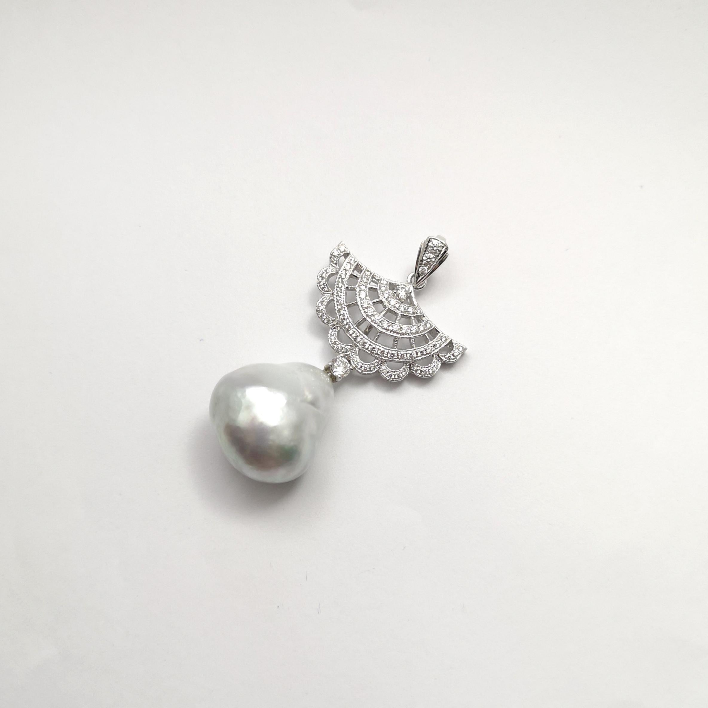 Pendentif en or blanc 14 carats orné d'une perle des mers du Sud et d'un diamant en vente 2