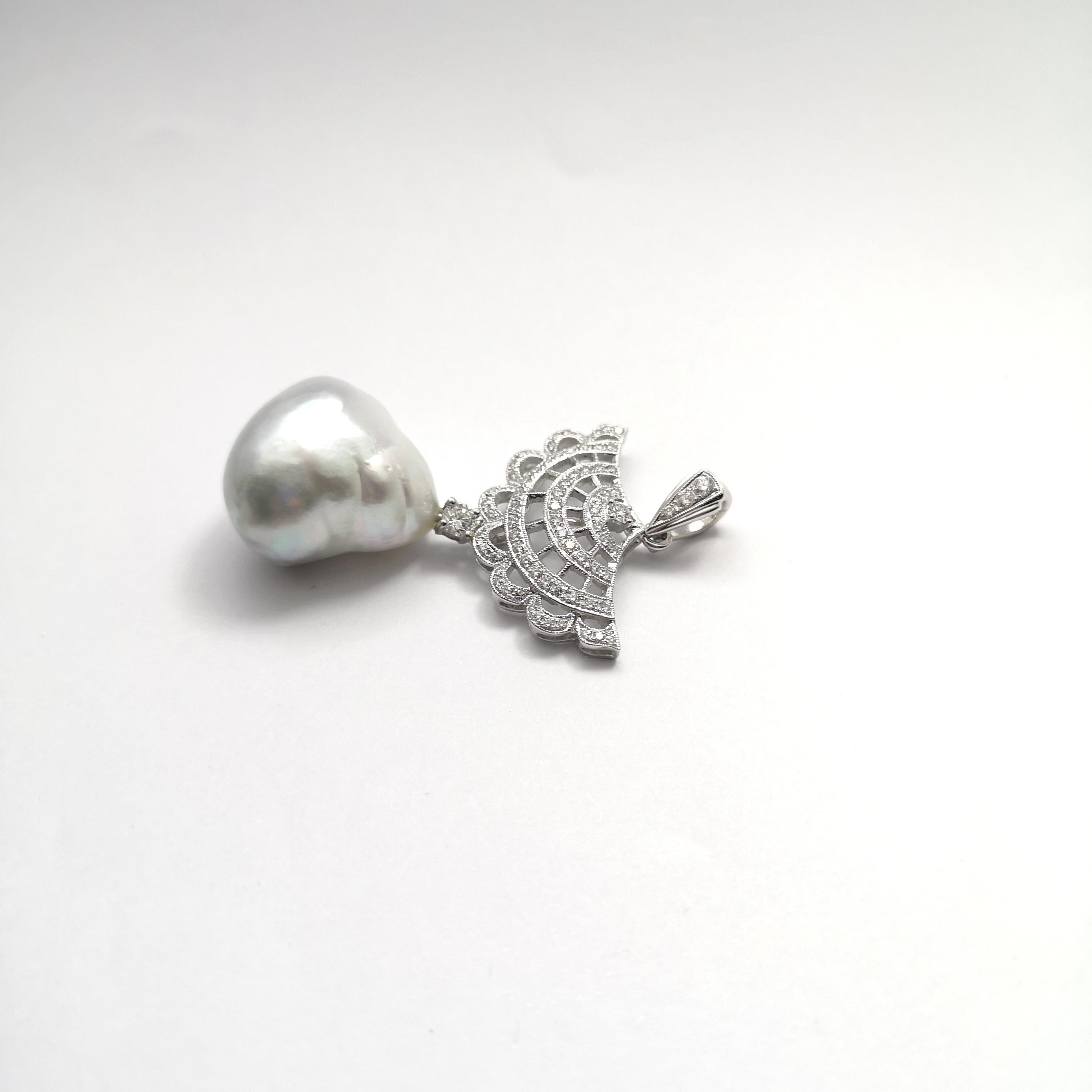 Pendentif en or blanc 14 carats orné d'une perle des mers du Sud et d'un diamant en vente 3