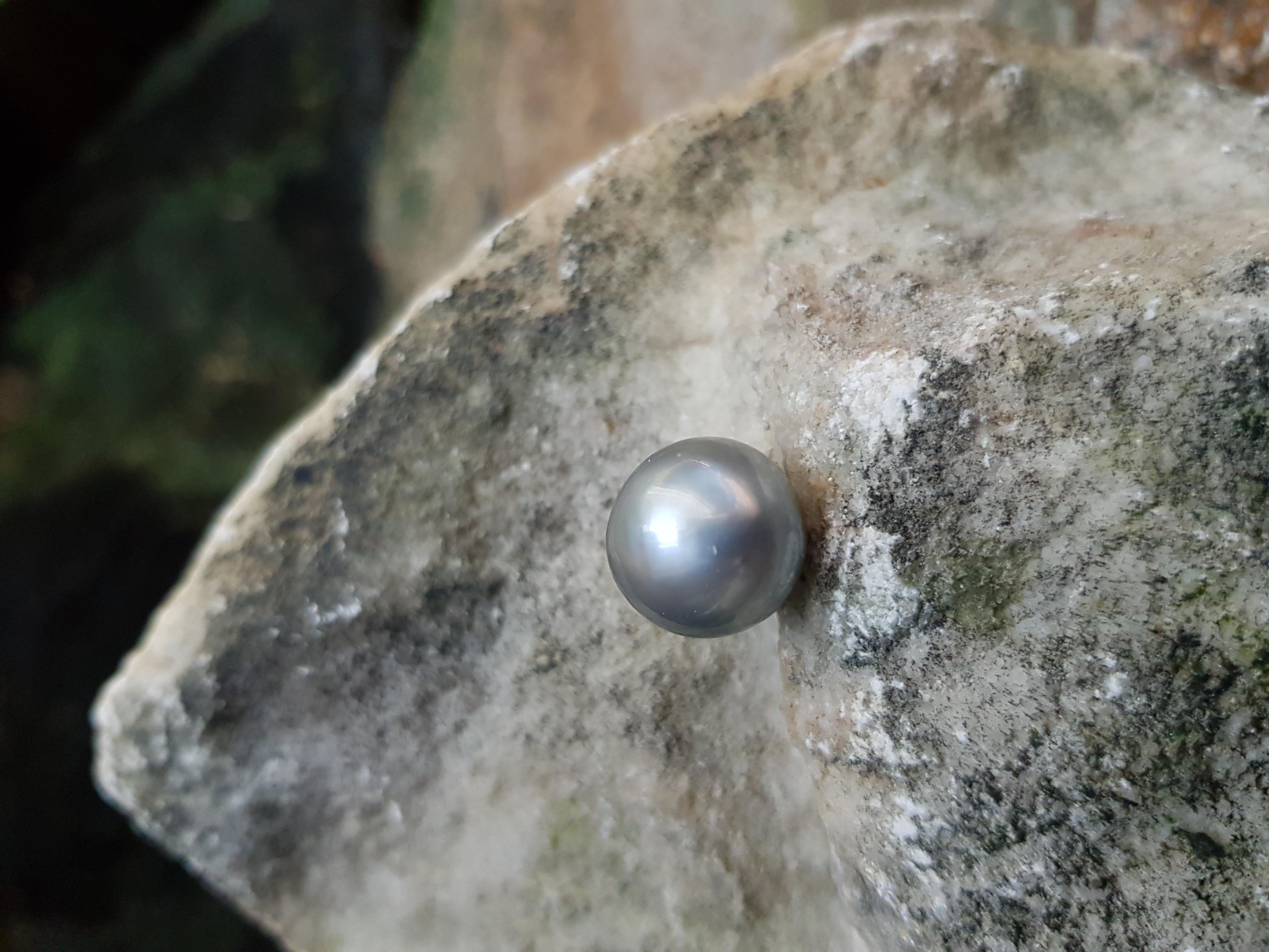 Donna Ciondolo con perle dei mari del sud e diamanti incastonati in oro 18 carati in vendita