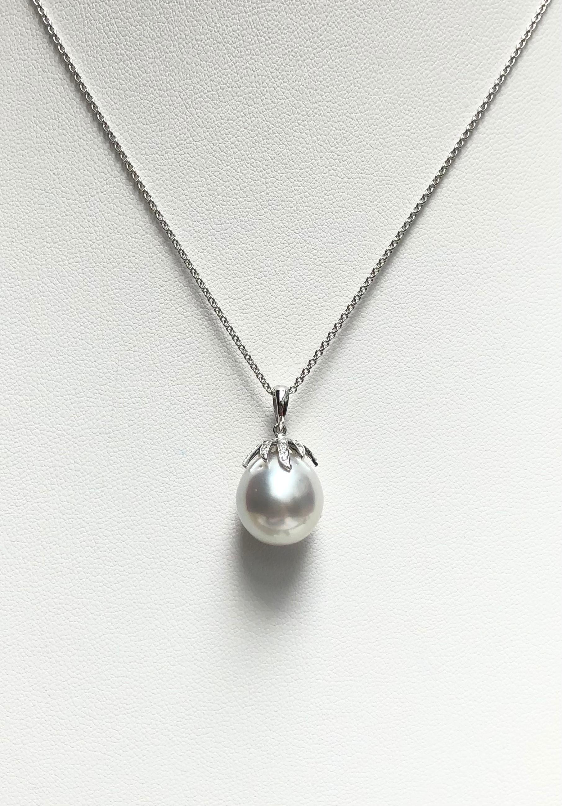 South Sea Pearl with Diamond 0.10 carat Pendant set in 18 Karat White Gold Settings
(chain not included)

Width:  1.2 cm 
Length: 2.1 cm
Total Weight: 4.55 grams

