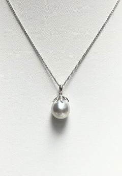 Colgante de perlas del mar del sur con diamantes engarzados en oro blanco de 18 quilates