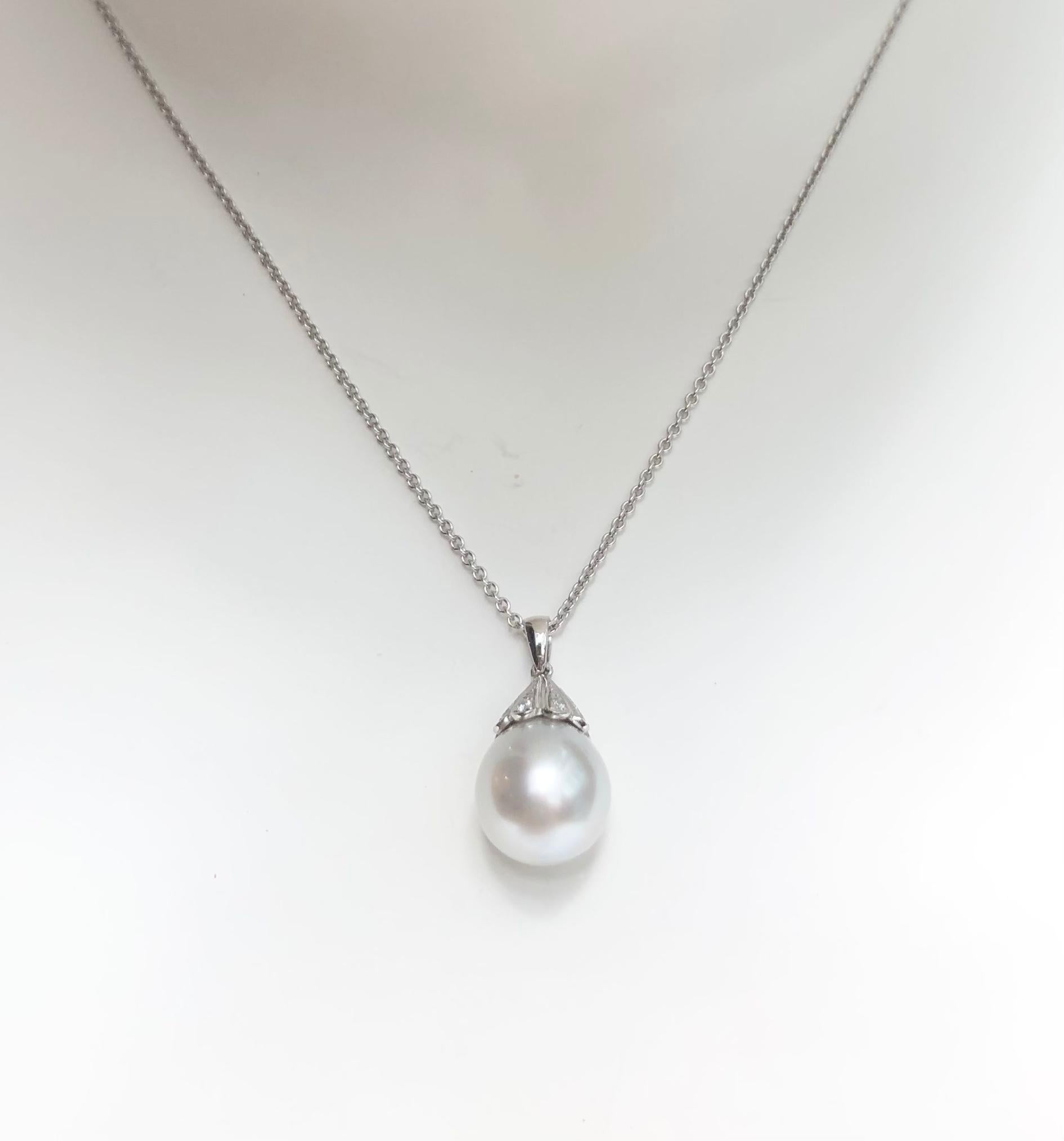 South Sea Pearl with Diamond 0.03 carat Pendant set in 18 Karat White Gold Settings
(chain not included)

Width:  1.0 cm 
Length: 2.0 cm
Total Weight: 2.94 grams

