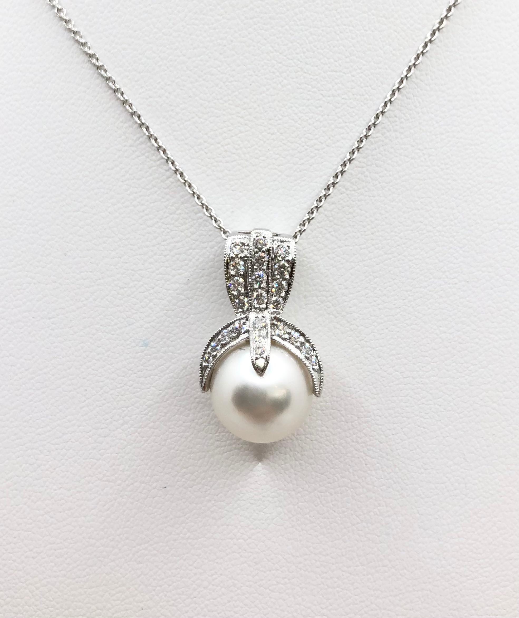 South Sea Pearl with Diamond 0.37 carat Pendant set in 18 Karat White Gold Settings
(chain not included)

Width: 1.4 cm 
Length: 2.4 cm
Total Weight: 4.81 grams
South Sea Pearl : 11.5 mm

