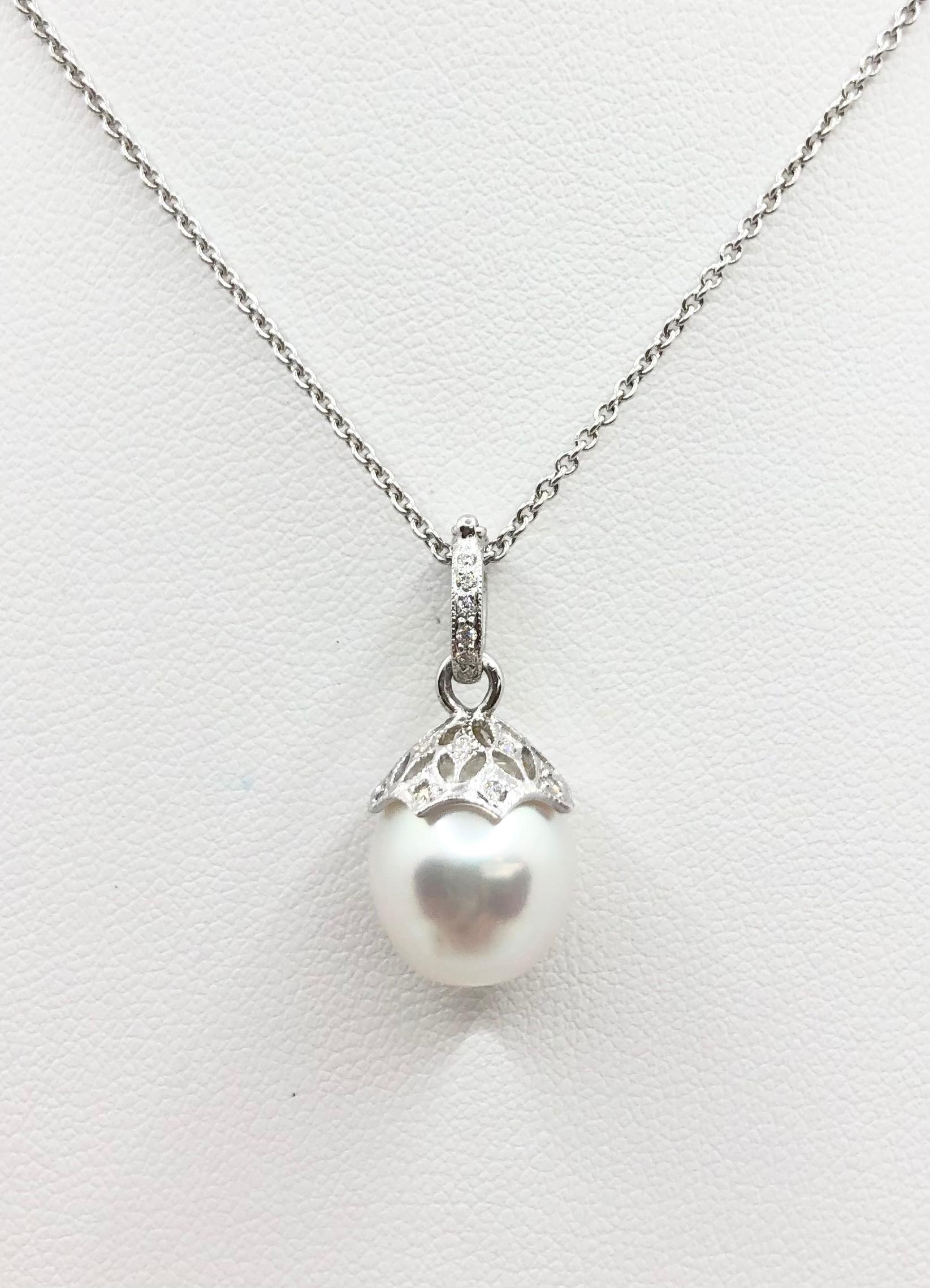South Sea Pearl with Diamond 0.09 carat Pendant set in 18 Karat White Gold Settings
(chain not included)

Width: 1.1 cm 
Length: 2.2 cm
Total Weight: 3.17 grams
South Sea Pearl: 10.7 mm

