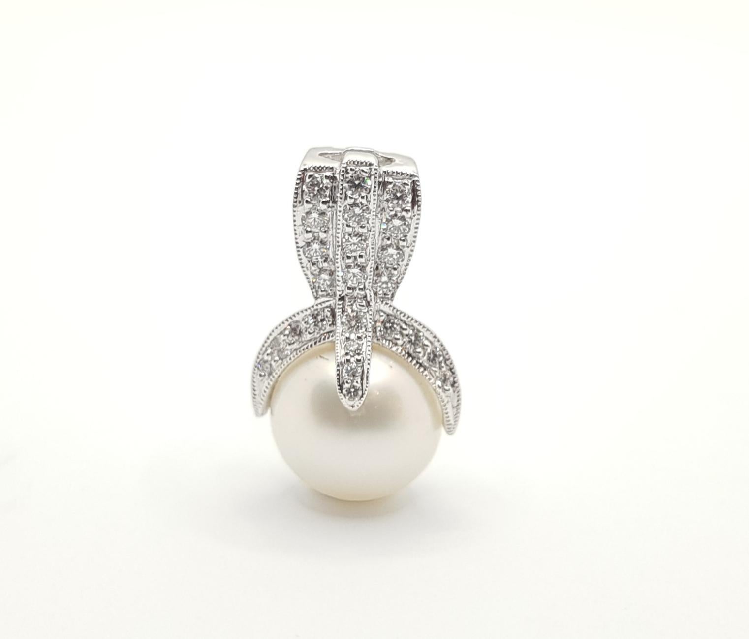 Contemporary South Sea Pearl with Diamond Pendant Set in 18 Karat White Gold Settings For Sale