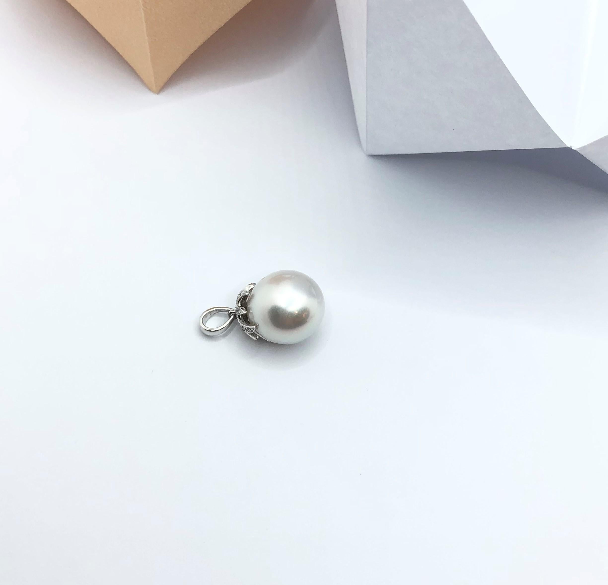South Sea Pearl with Diamond Pendant set in 18 Karat White Gold Settings For Sale 1