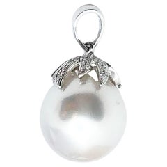 Pendentif en perles des mers du Sud et diamants serti dans des montures en or blanc 18 carats