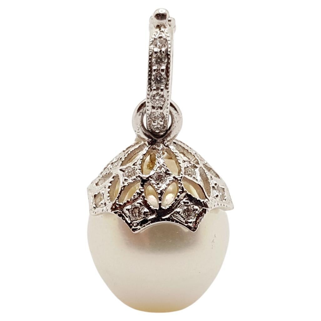 Pendentif en perles des mers du Sud et diamants serti dans des montures en or blanc 18 carats