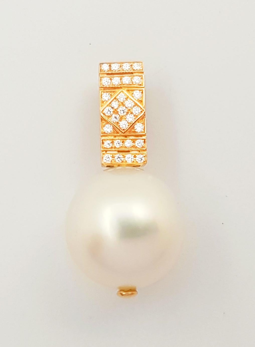 Pendentif en or rose 18 carats avec perle des mers du Sud et diamant de 0,08 carat
(chaîne non incluse)

Largeur : 1.2 cm 
Longueur : 2.4 cm
Poids total : 3,54 grammes

Perle de mer du Sud Approximativement : 12 mm

