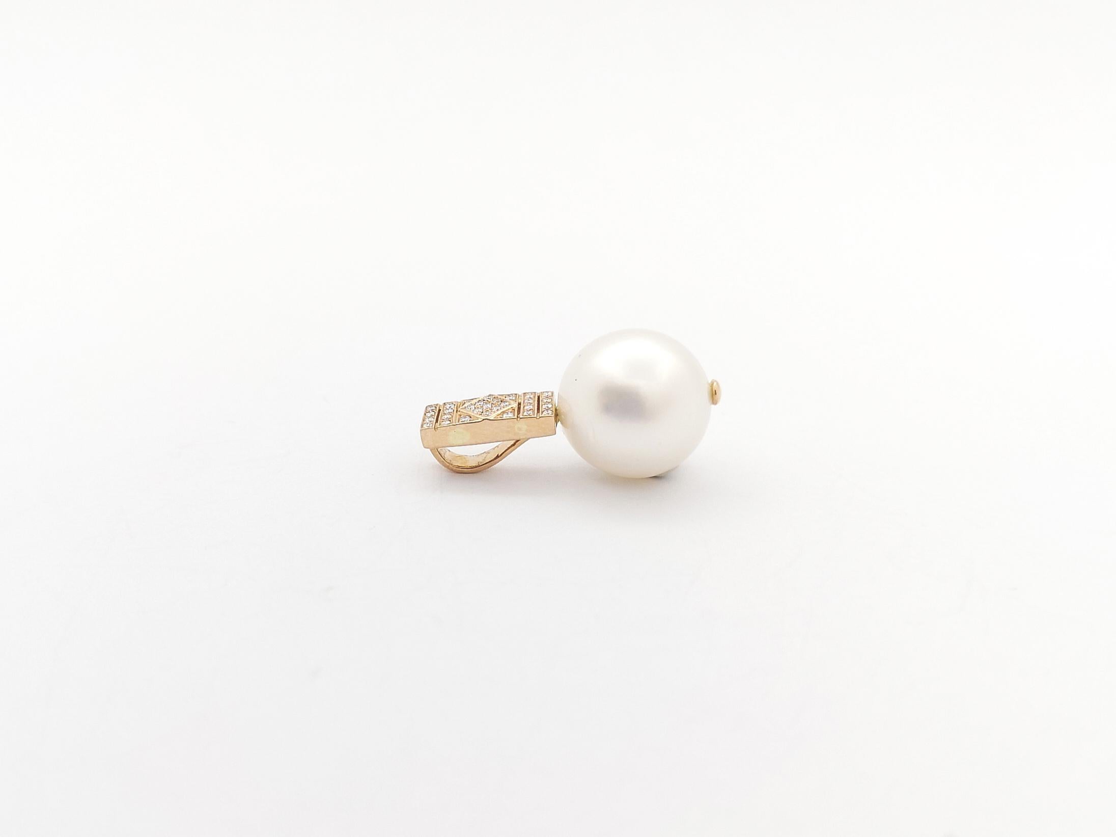 South Sea Pearl with Diamond Pendant set in 18K Rose Gold Settings For Sale 3