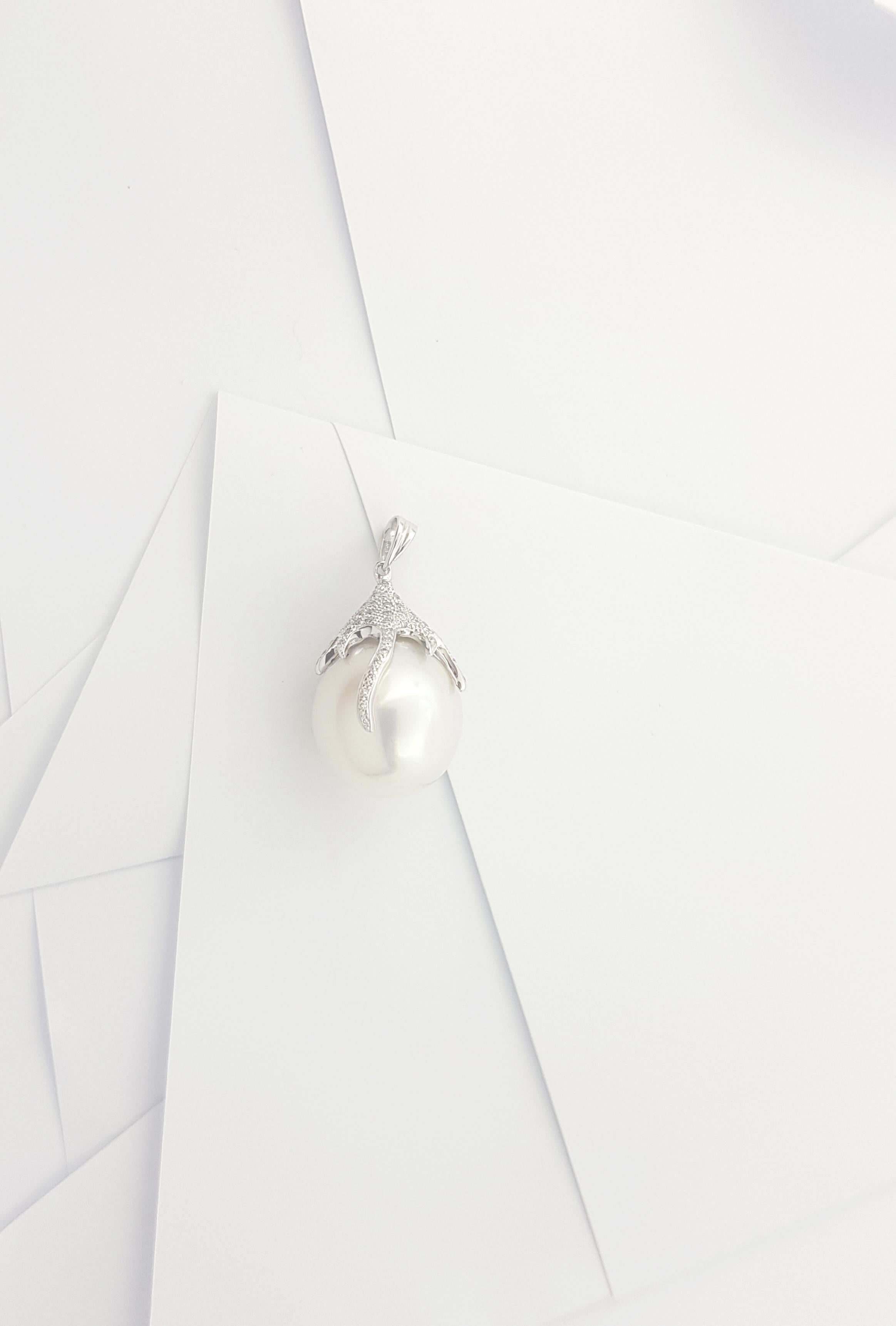 South Sea Pearl with Diamond Pendant set in 18K White Gold Settings For Sale 4