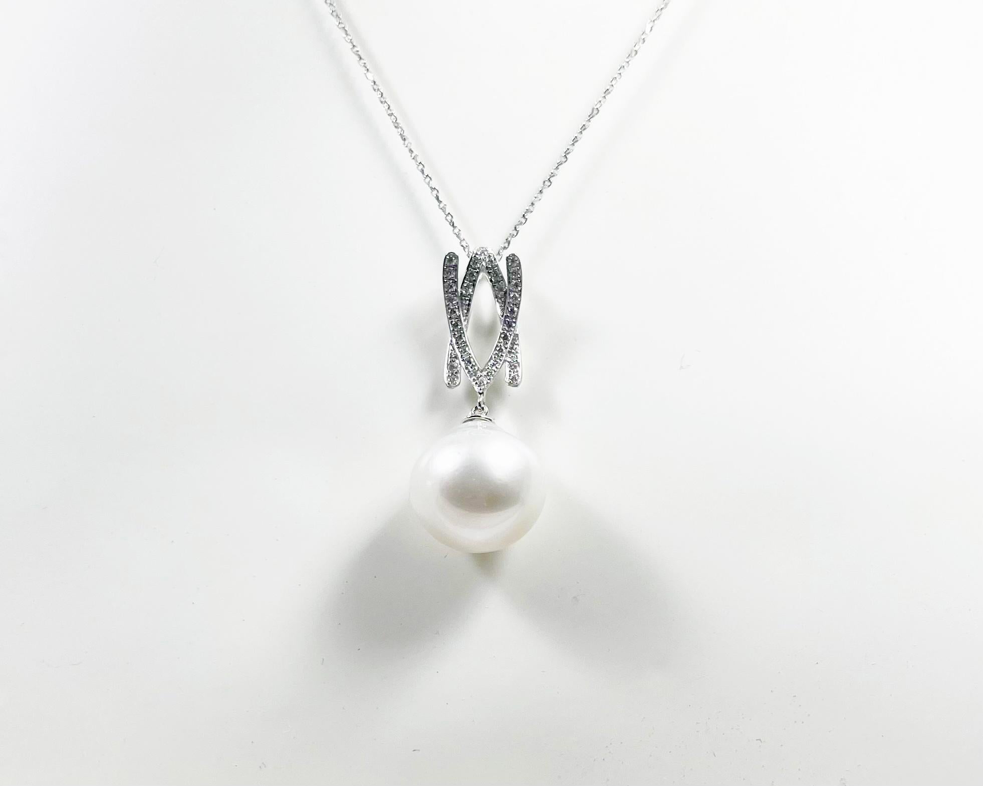 South Sea Pearl with Diamond Pendant set in 18K White Gold Settings For Sale 4