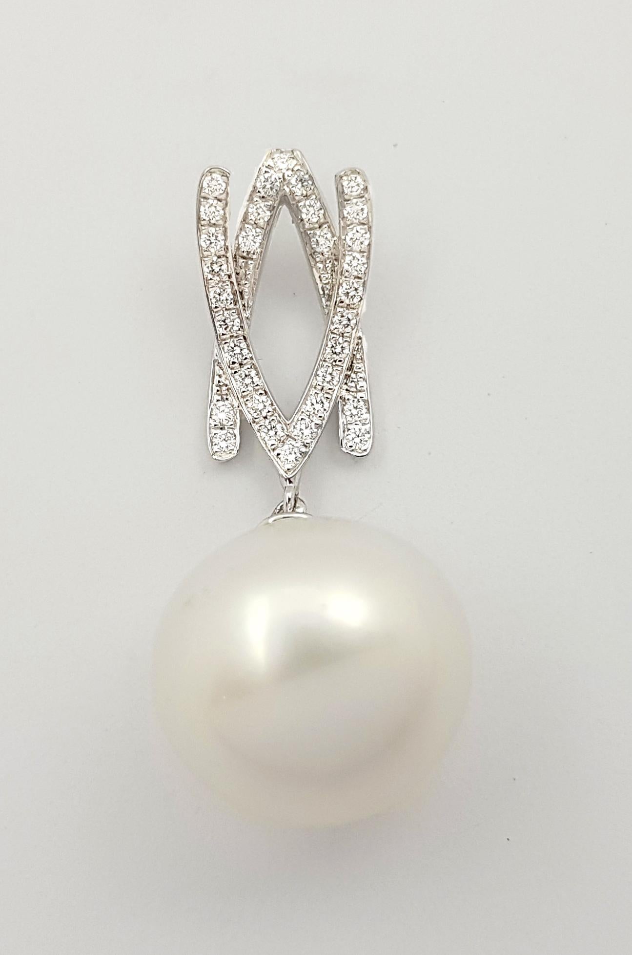 South Sea Pearl with Diamond 0.22 carat Pendant set in 18K White Gold Settings
(chain not included)

Width: 0.9 cm 
Length: 3.6 cm
Total Weight: 6.49 grams

South Sea Pearl: 15 mm

