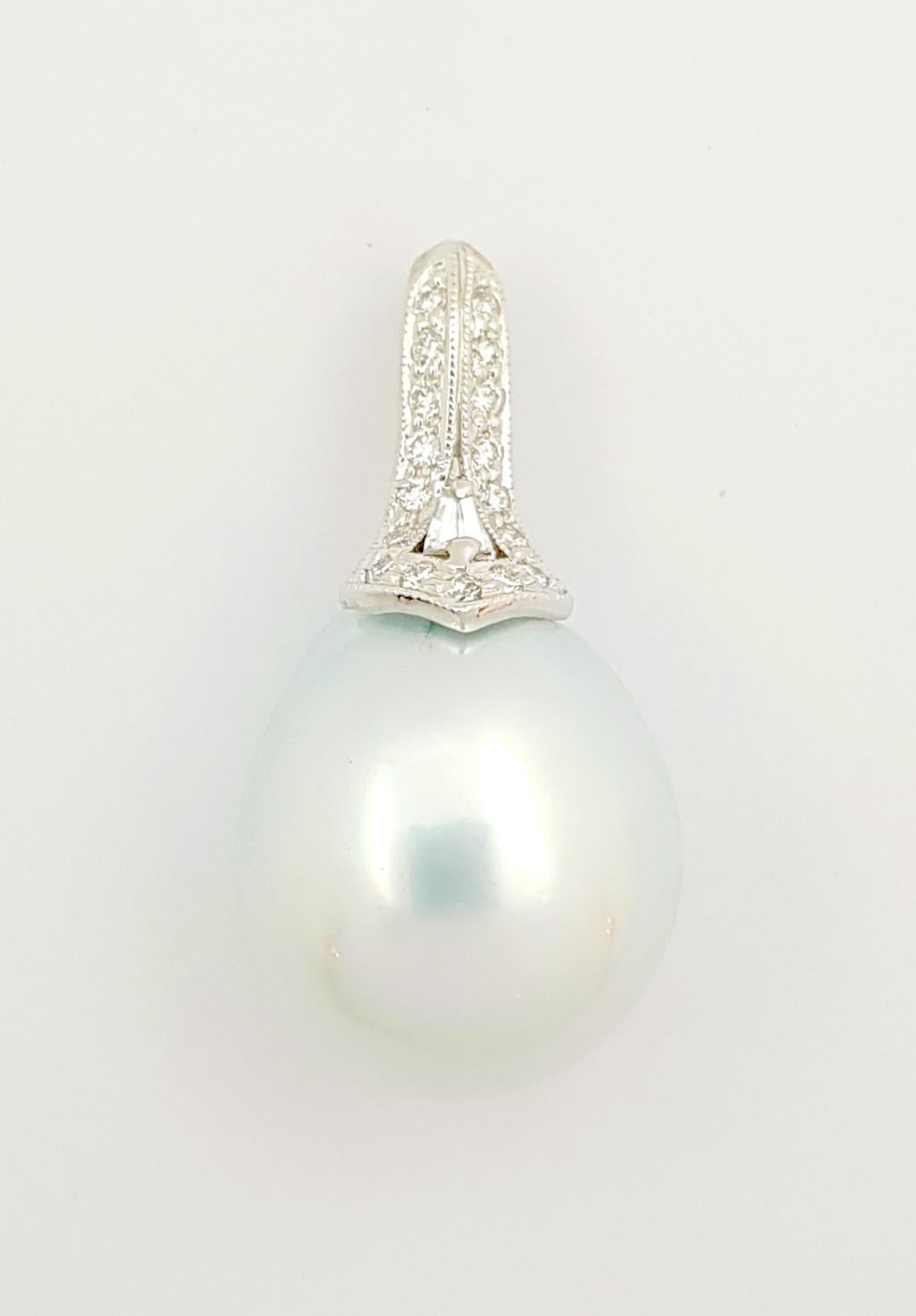 South Sea Pearl with Diamond 0.22 carat Pendant set in 18K White Gold Settings
(chain not included)

Width: 1.5 cm 
Length: 3.0  cm
Total Weight: 6.34 grams

South Sea Pearl: 14 mm

