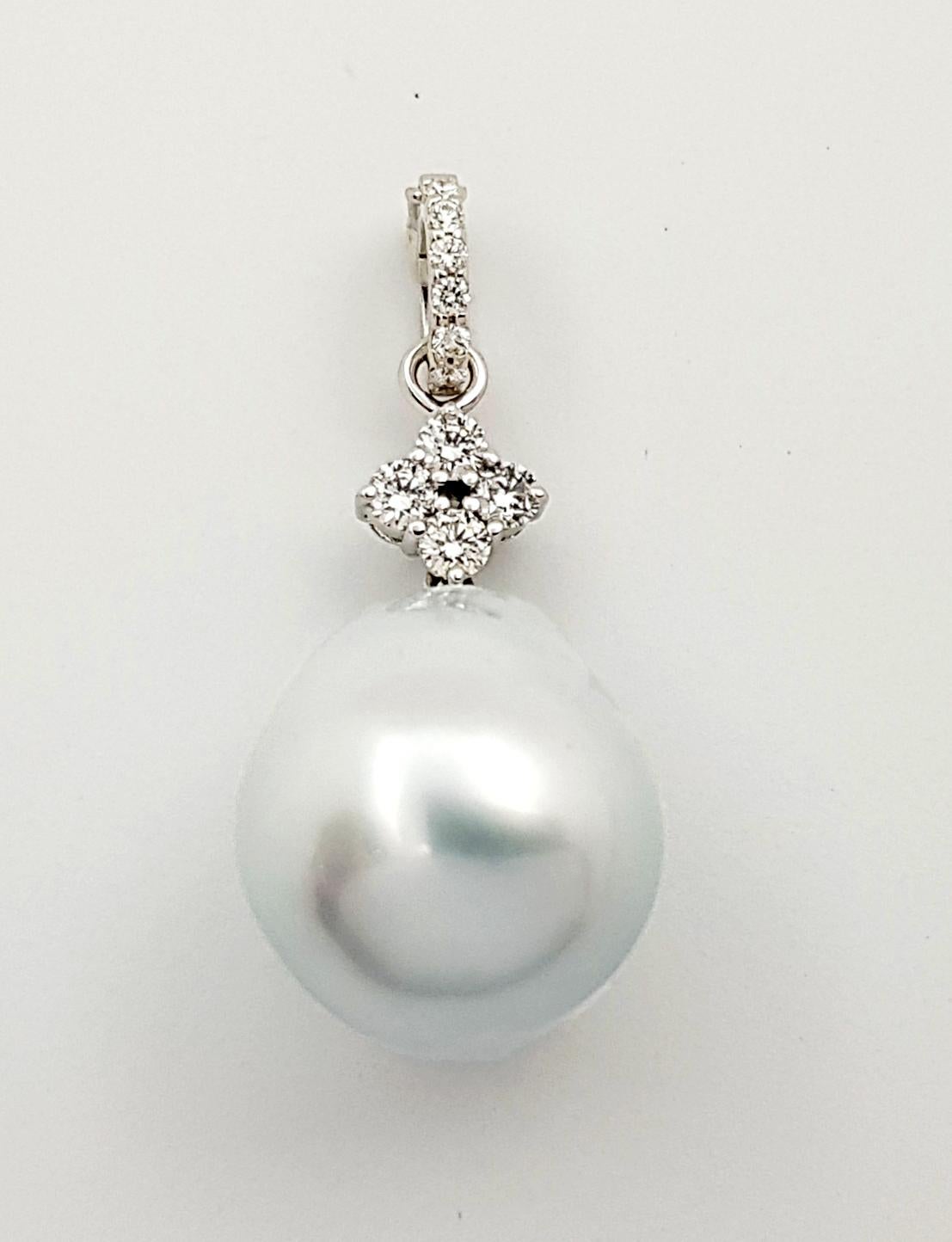 South Sea Pearl with Diamond 0.34 carat Pendant set in 18K White Gold Settings
(chain not included)

Width: 1.3 cm 
Length: 3.5 cm
Total Weight: 5.71 grams

South Sea Pearl Approximately: 14 mm

