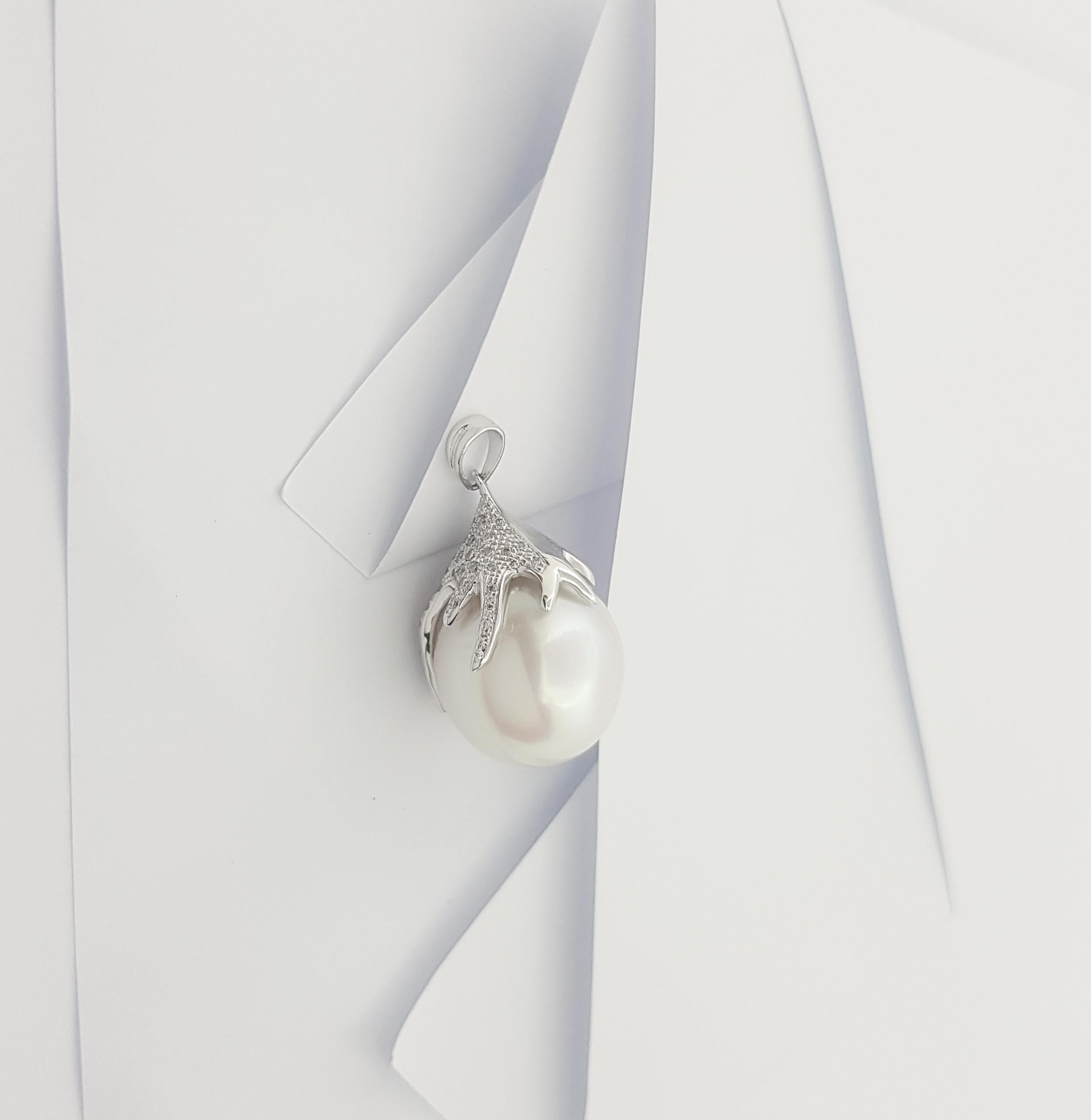 Brilliant Cut South Sea Pearl with Diamond Pendant set in 18K White Gold Settings For Sale