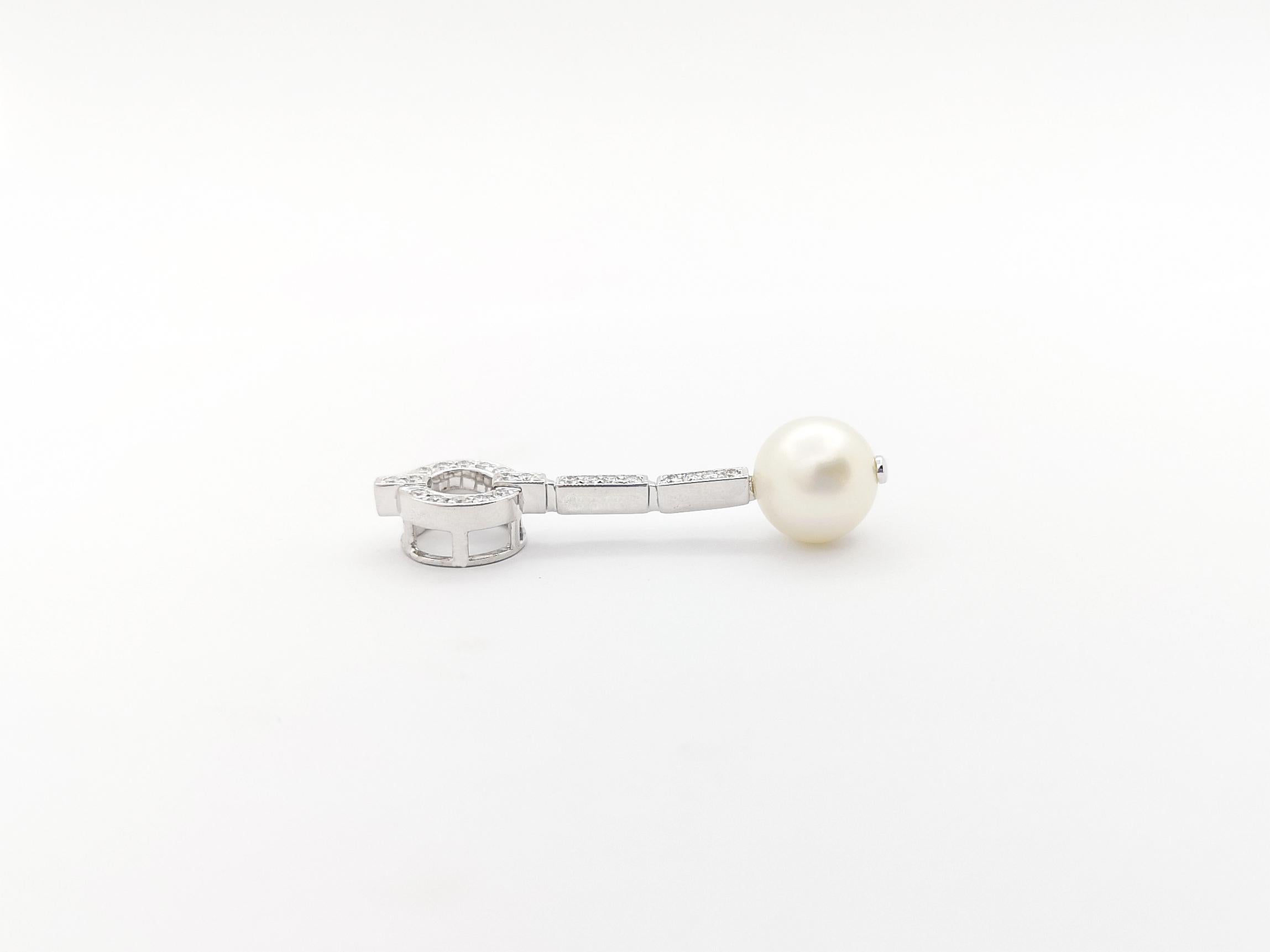 South Sea Pearl with Diamond Pendant set in 18K White Gold Settings In New Condition For Sale In Bangkok, TH