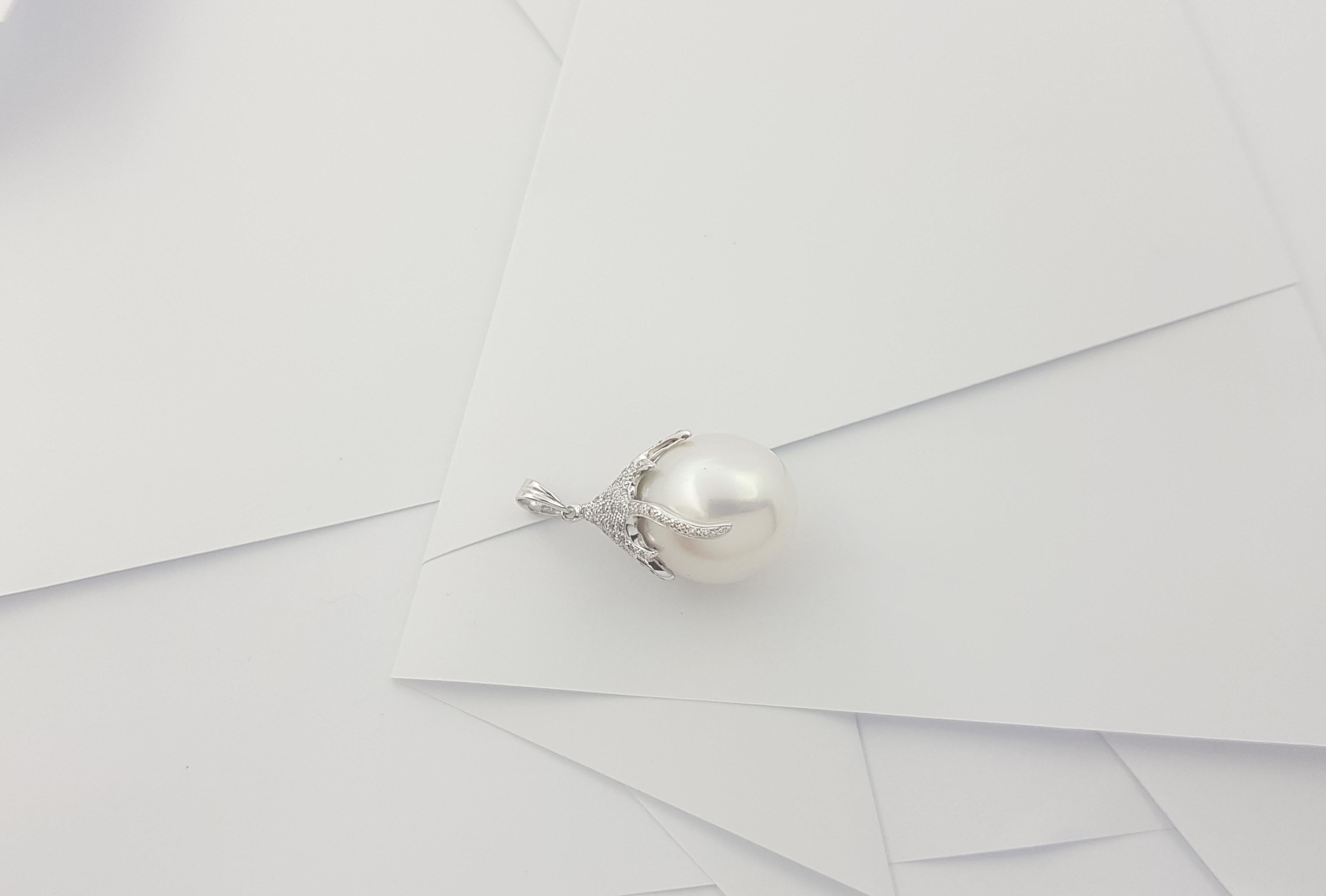 South Sea Pearl with Diamond Pendant set in 18K White Gold Settings For Sale 1