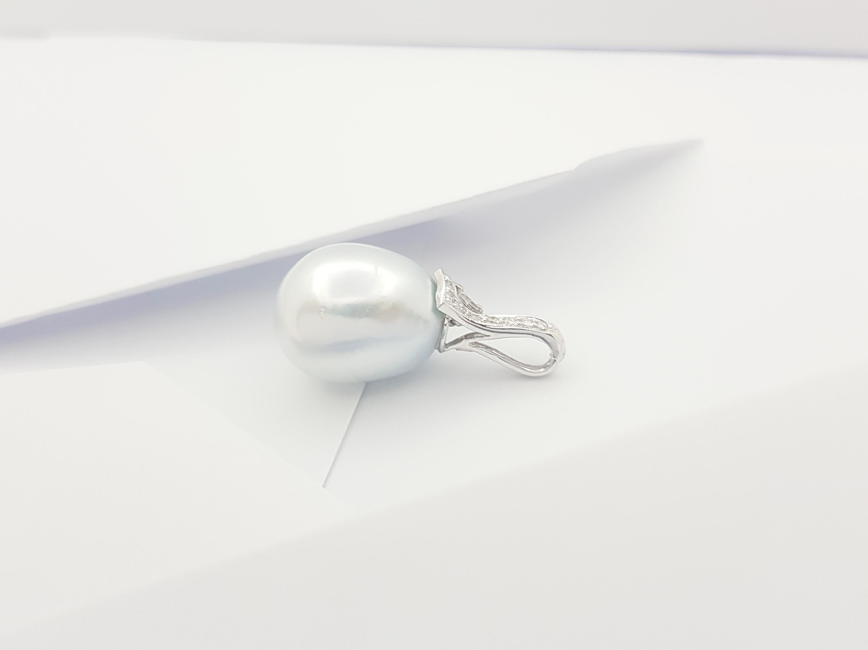 South Sea Pearl with Diamond Pendant set in 18K White Gold Settings For Sale 1