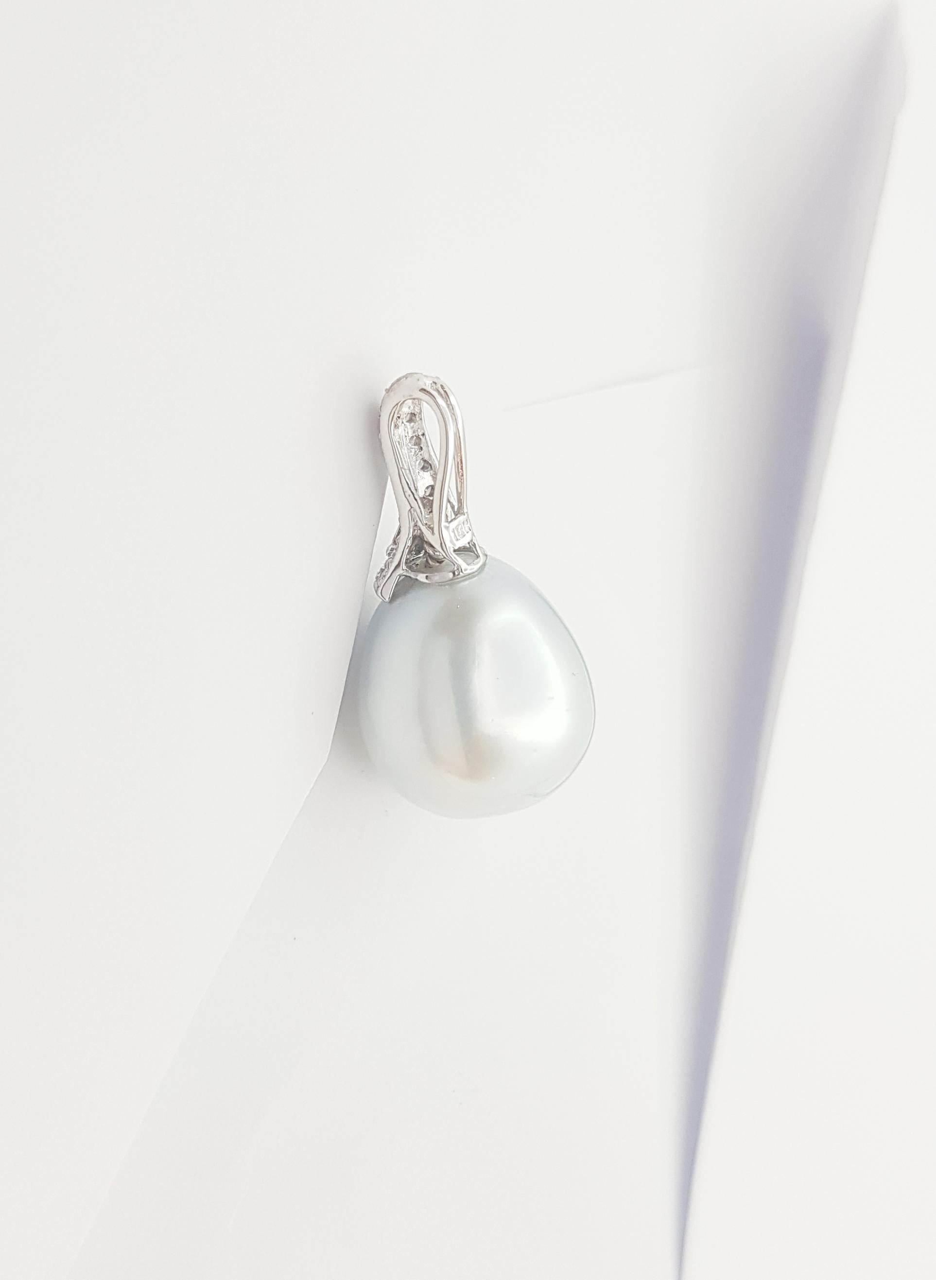 South Sea Pearl with Diamond Pendant set in 18K White Gold Settings For Sale 2