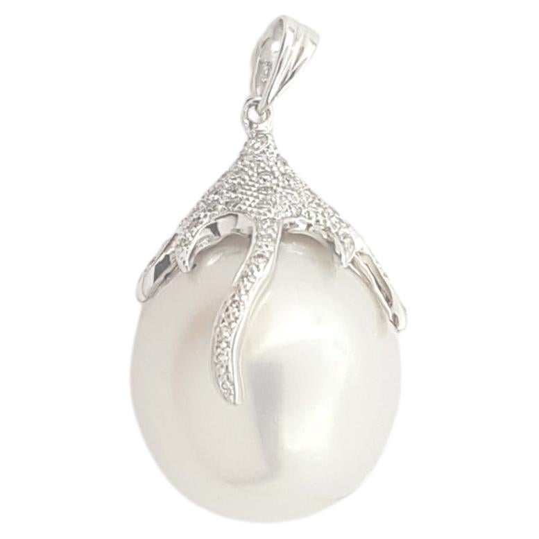 Pendentif en or blanc 18 carats orné d'une perle des mers du Sud et d'un diamant en vente