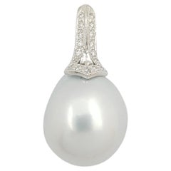 Pendentif en or blanc 18 carats orné d'une perle des mers du Sud et d'un diamant