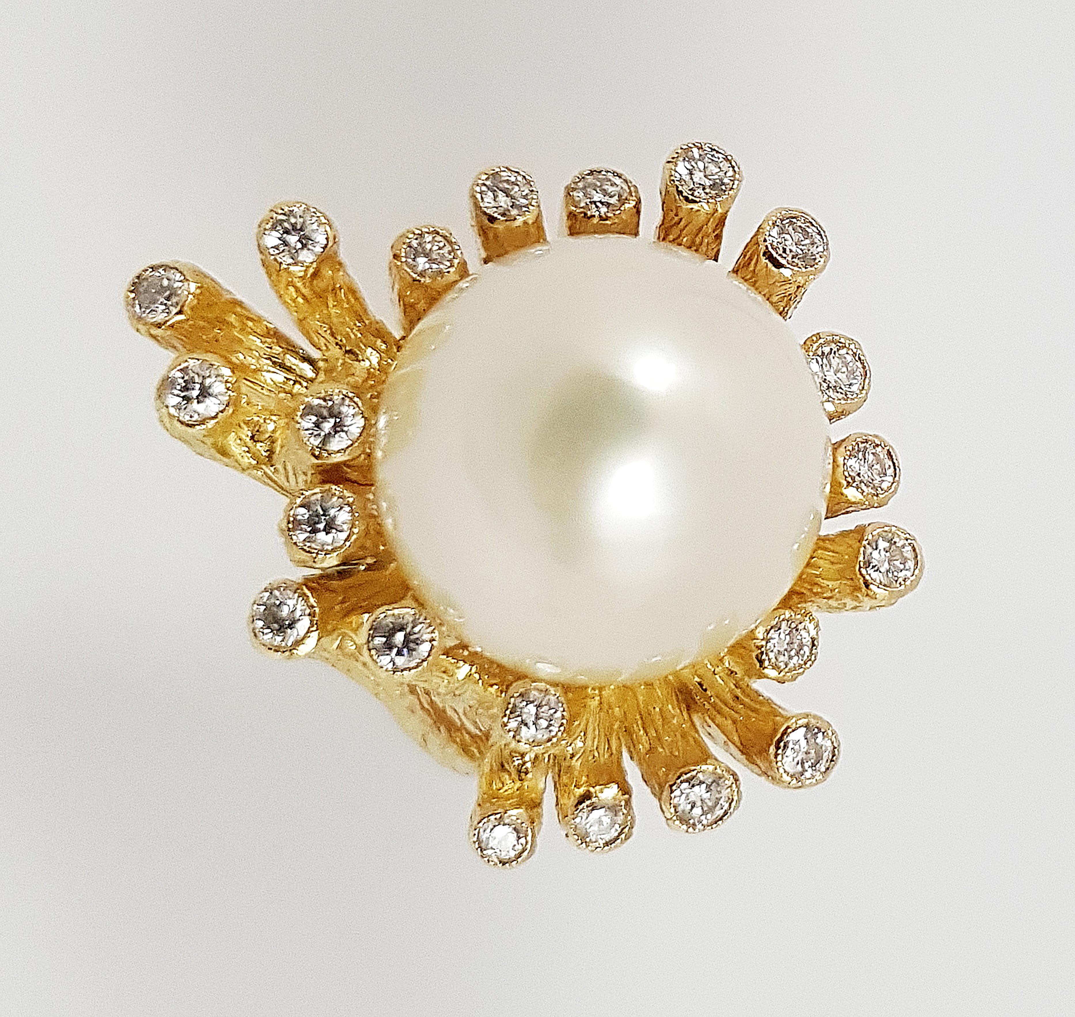 South Sea Pearl with Diamond 0.74 carat Ring set in 18 Karat Gold Settings

Width: 2.8 cm
Length: 2.9 cm 
Ring Size: 54

