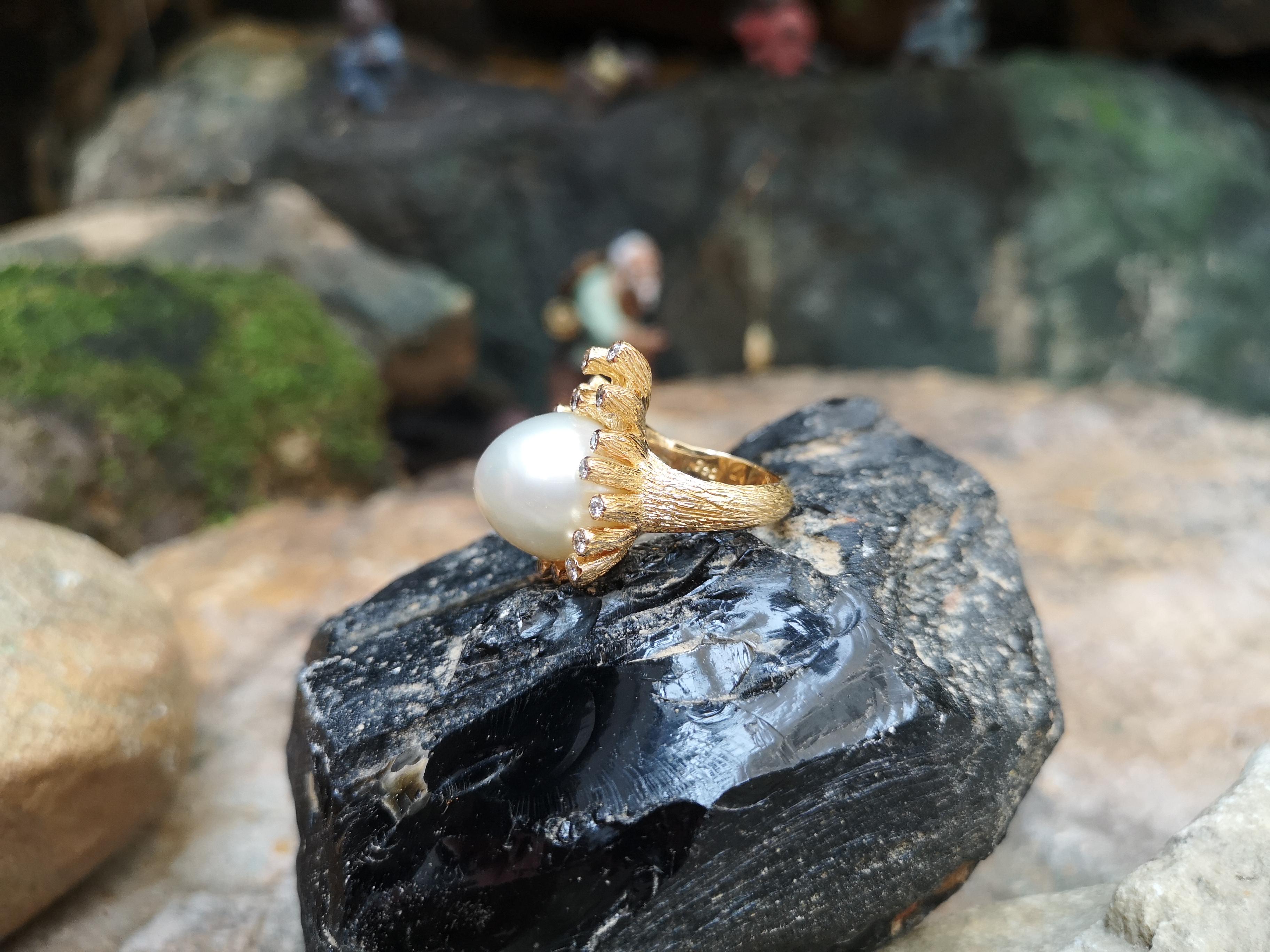 South Sea Pearl with Diamond Ring Set in 18 Karat Gold Settings In New Condition For Sale In Bangkok, TH
