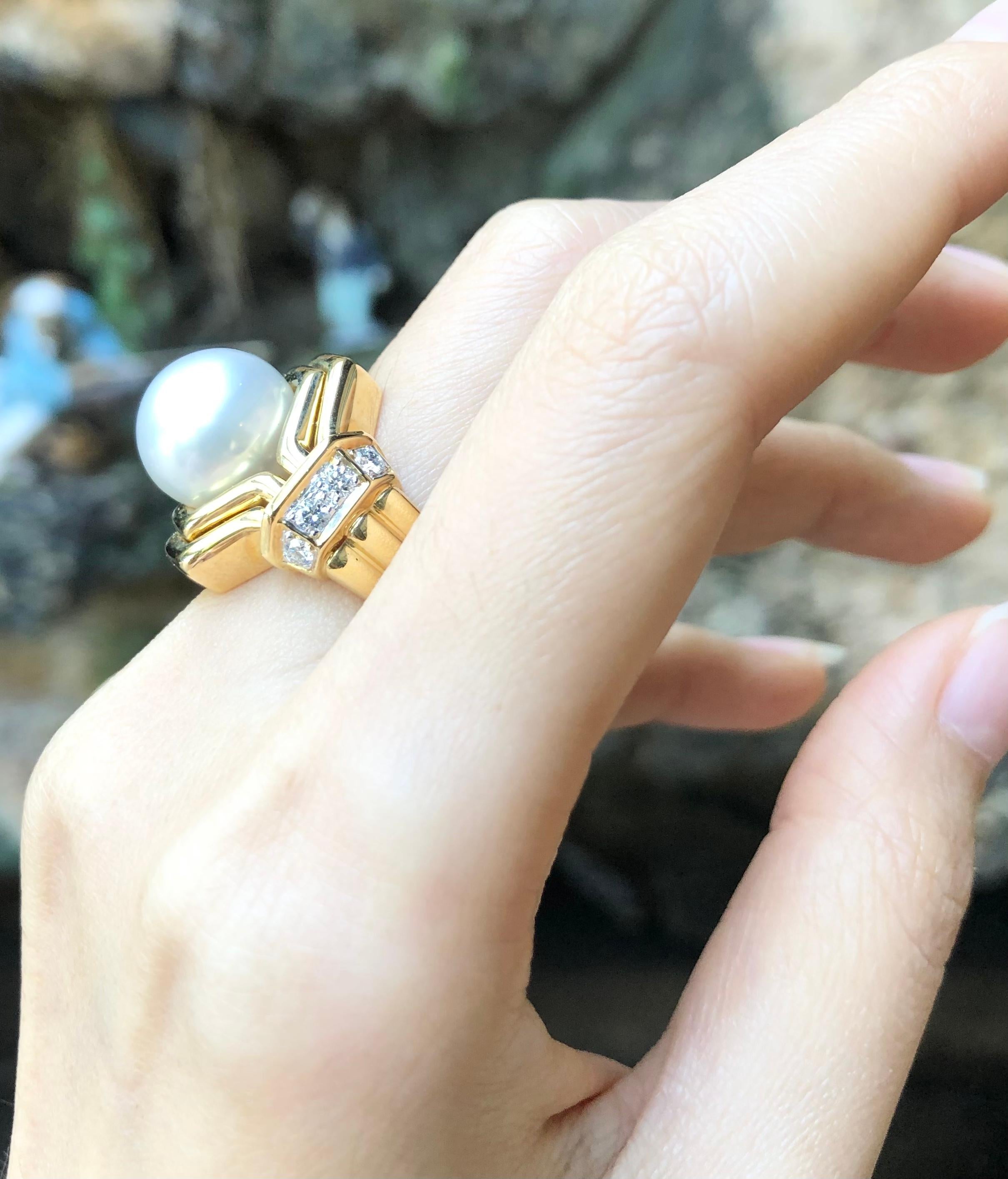 Contemporary South Sea Pearl with Diamond Ring Set in 18 Karat Gold Settings For Sale