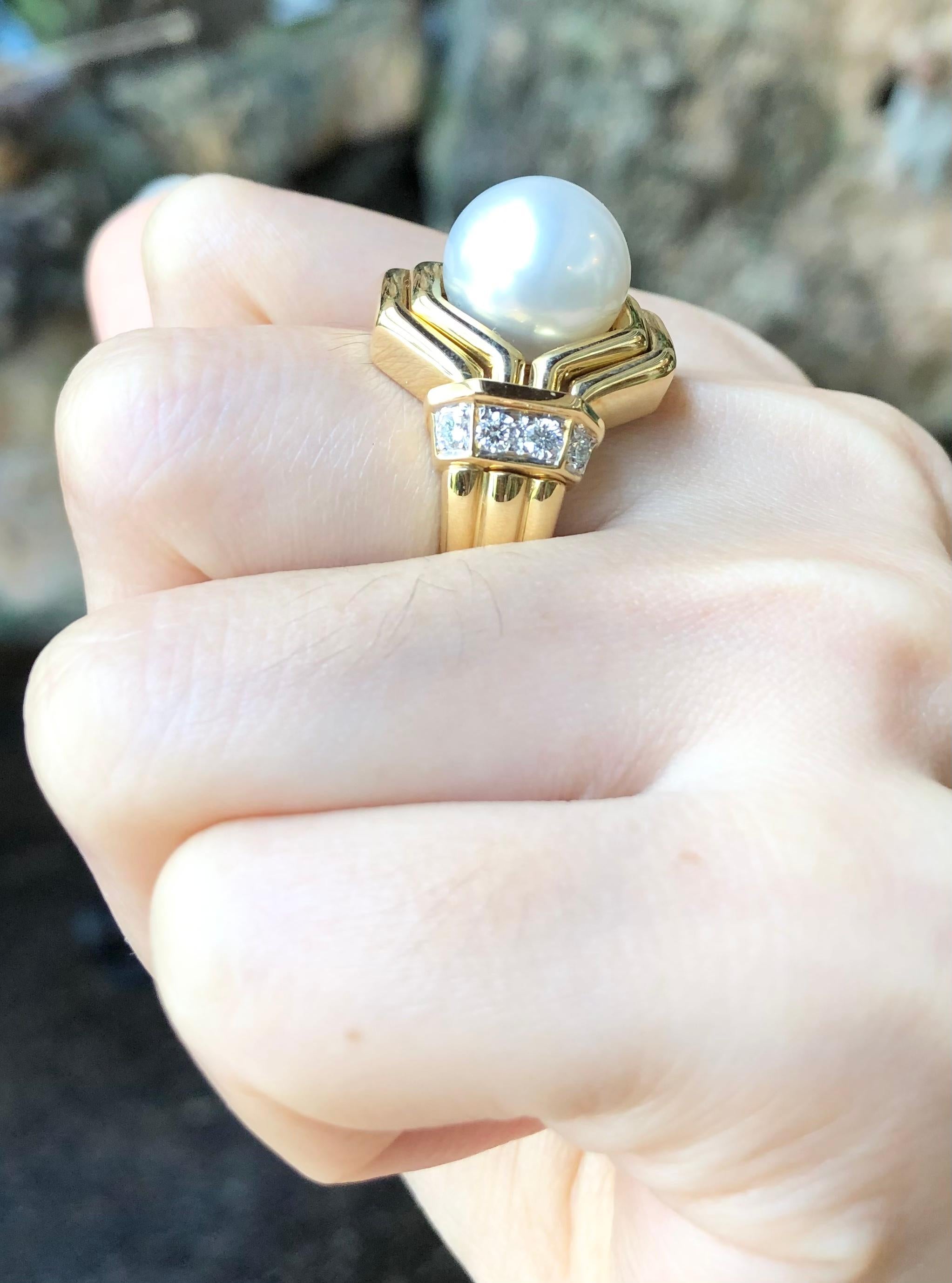 South Sea Pearl with Diamond Ring Set in 18 Karat Gold Settings In New Condition For Sale In Bangkok, TH