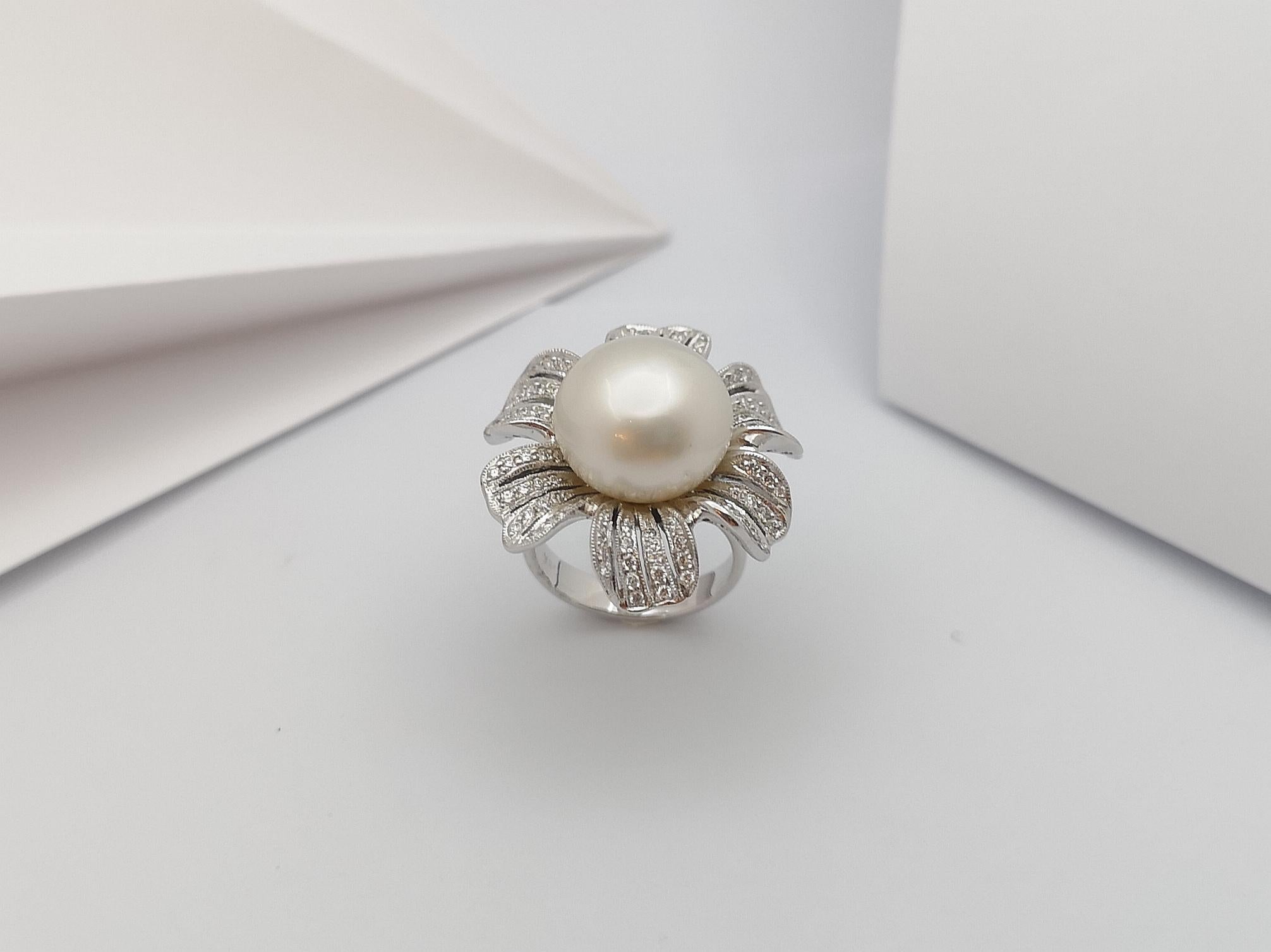 Anello con perle dei mari del sud e diamanti con montatura in oro bianco 18 carati in vendita 8