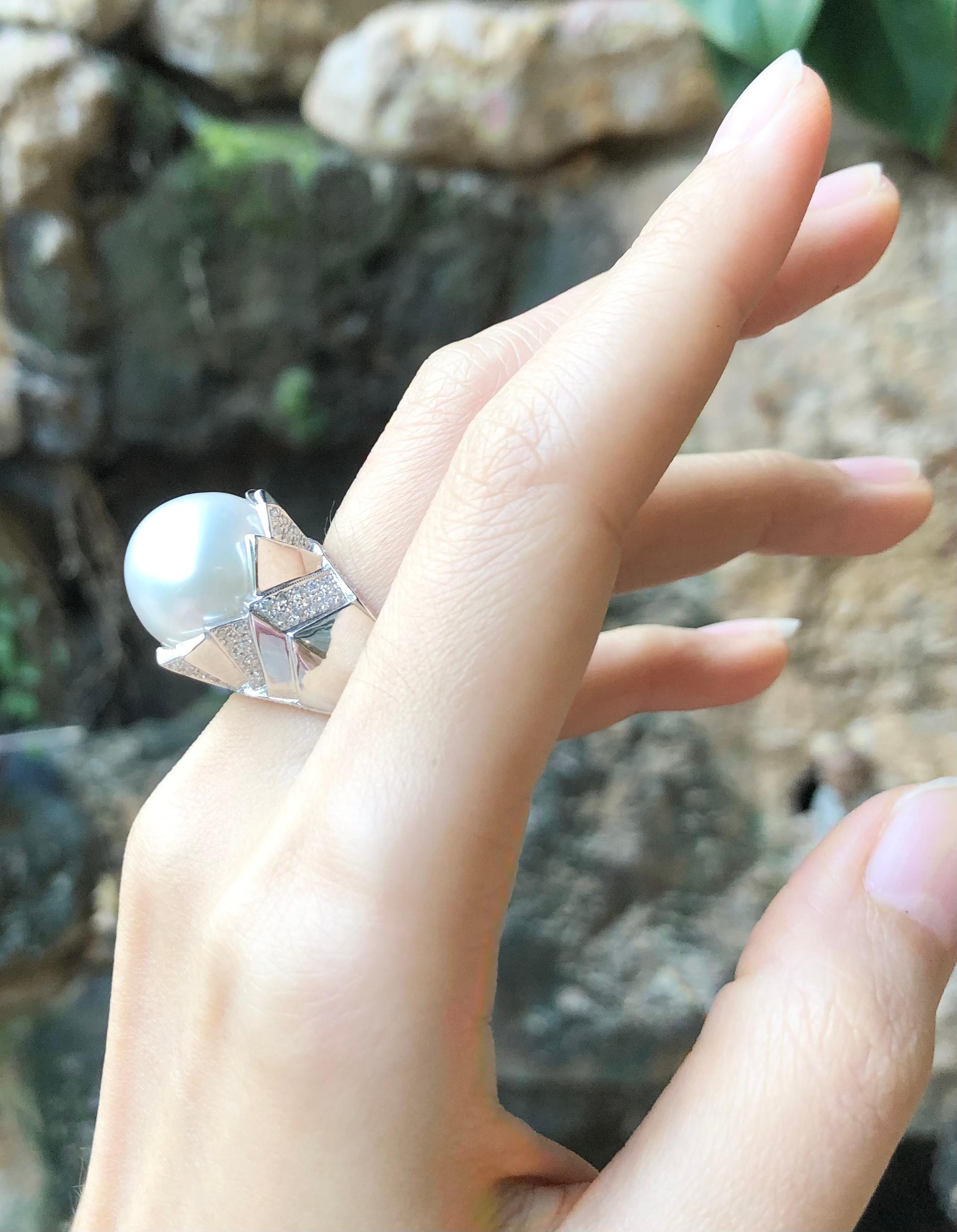 South Sea Pearl with Diamond 0.48 carat Ring set in 18 Karat White Gold Settings

Width:  2.0 cm 
Length: 2.0 cm
Ring Size: 53
Total Weight: 23.5 grams

South Sea Pearl: 15.5 mm

