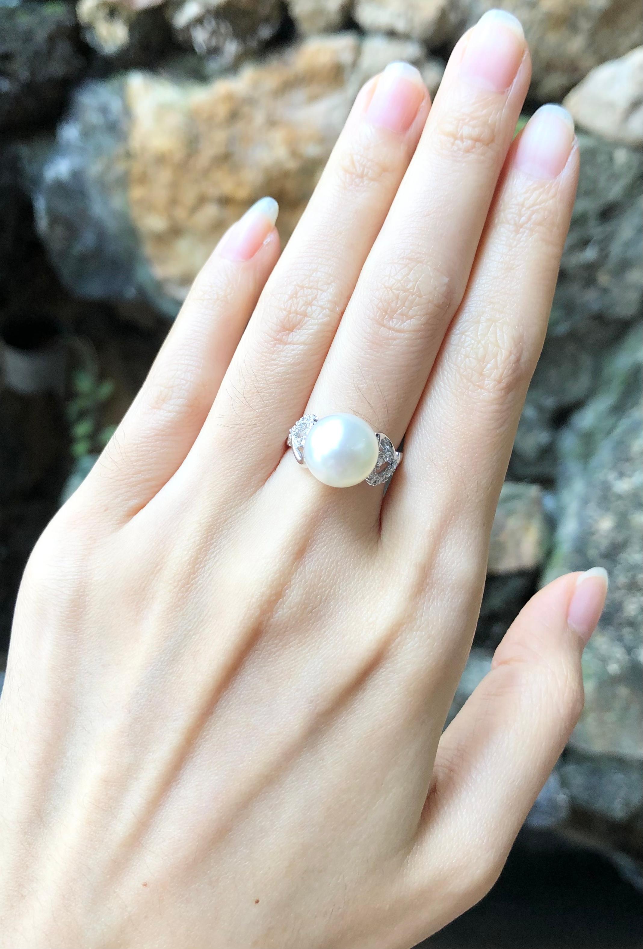 South Sea Pearl with Diamond 0.16 carat Ring set in 18 Karat White Gold Settings

Width:  1.8 cm 
Length: 1.0 cm
Ring Size: 52
Total Weight: 5.14 grams

South Sea Pearl: 10.09 mm

