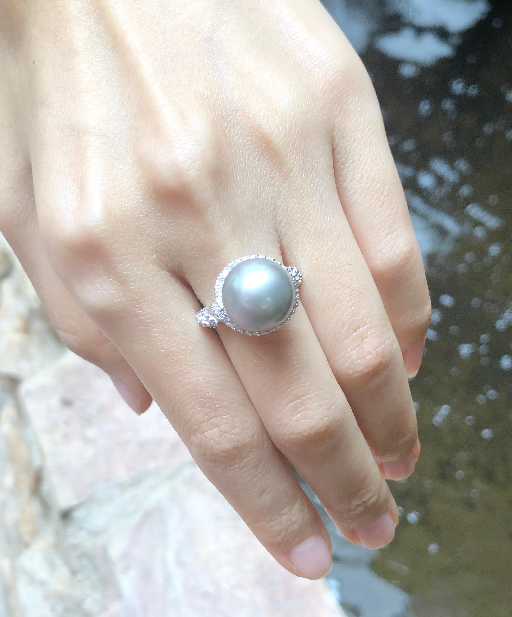 South Sea Pearl with Diamond 0.53 carat Ring set in 18 Karat White Gold Settings

Width:  1.5 cm 
Length: 1.5 cm
Ring Size: 53
Total Weight: 8.68 grams

South Sea Pearl: 12.5 mm

