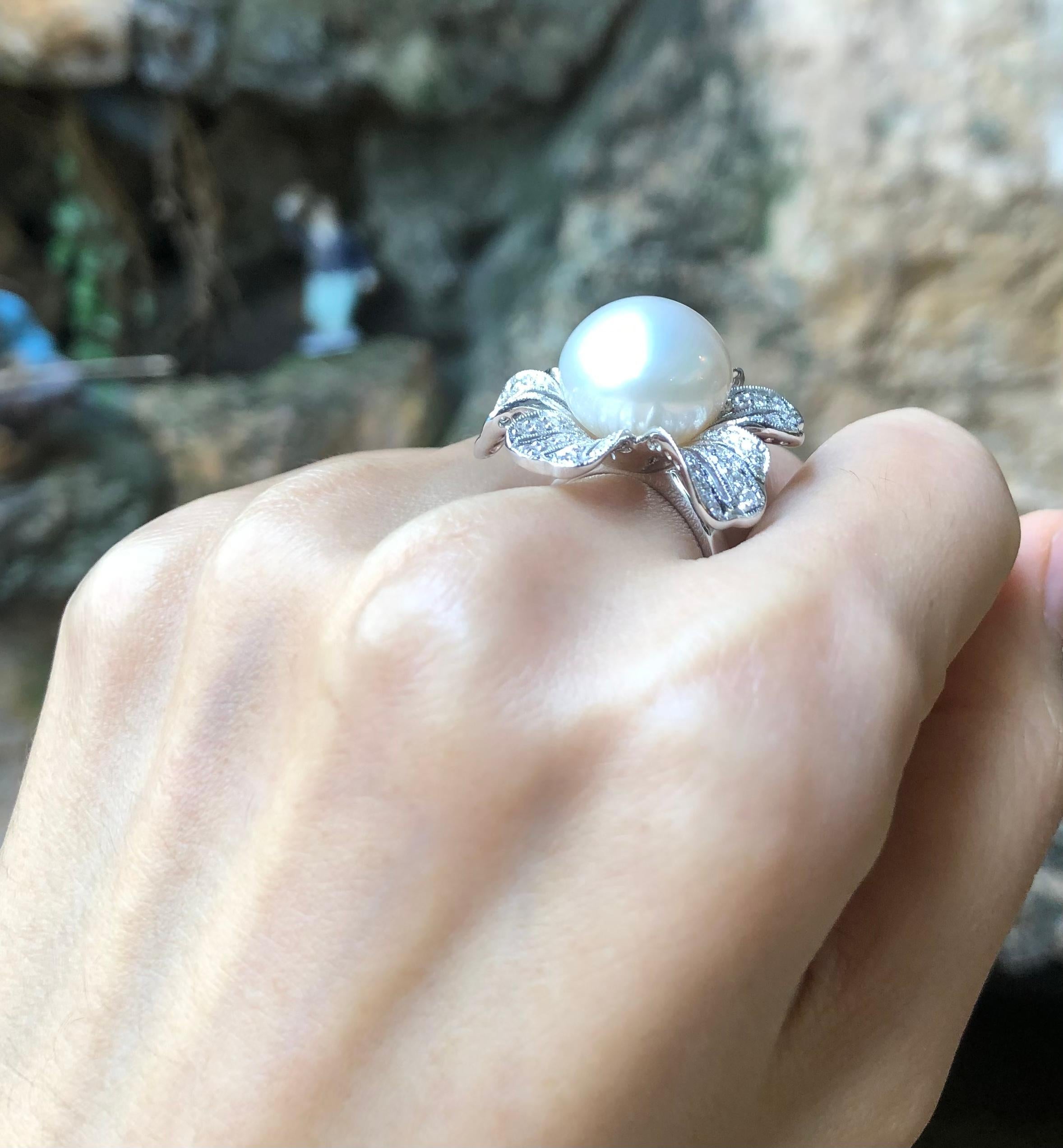 South Sea Pearl with Diamond 0.77 carat Ring set in 18 Karat White Gold Settings

Width:  2.9 cm 
Length: 2.9 cm
Ring Size: 53
Total Weight: 16.3 grams

South Sea Pearl: 14.3 mm

