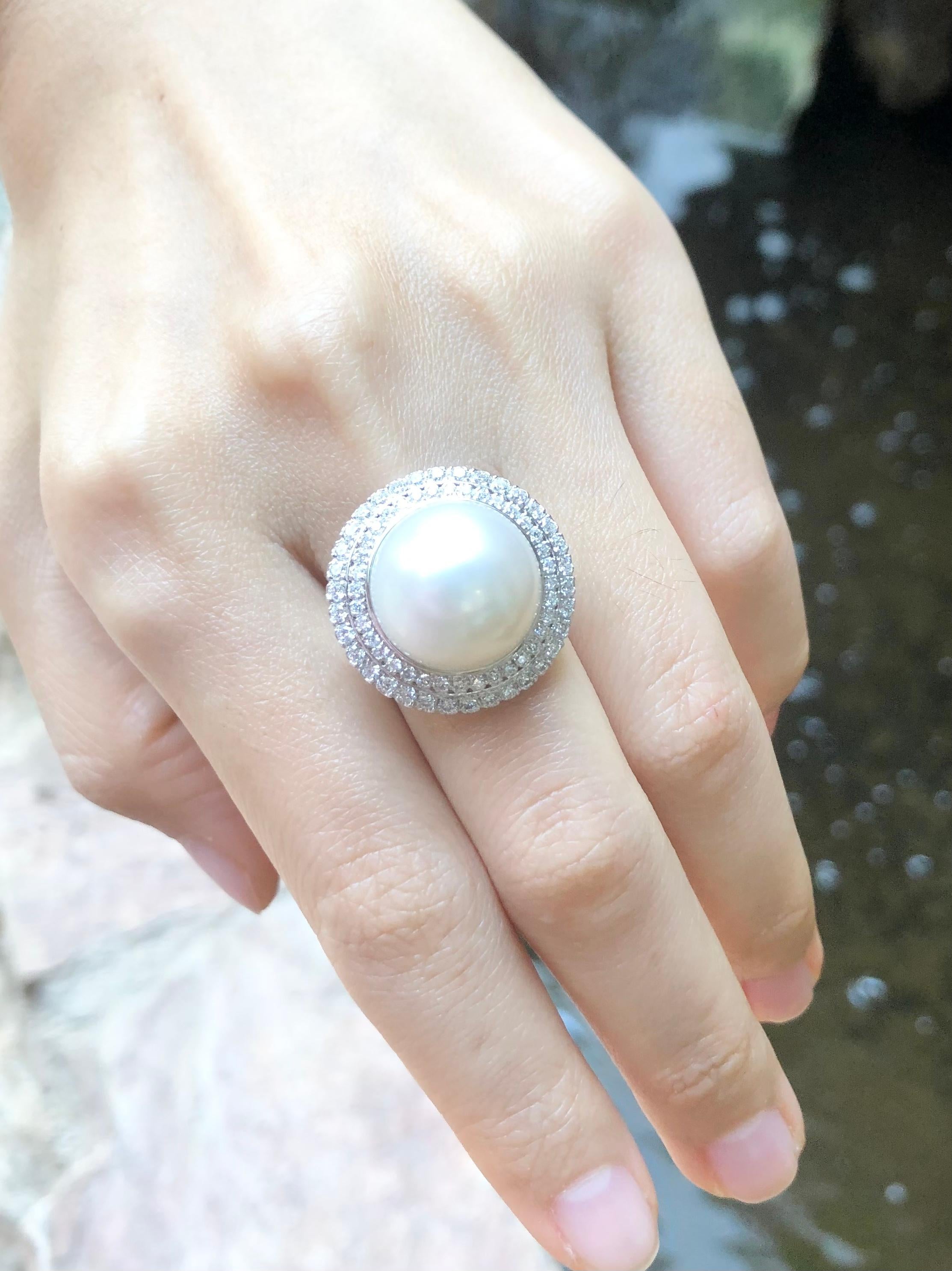 South Sea Pearl with Diamond 0.97 carat Ring set in 18 Karat White Gold Settings

Width:  2.1 cm 
Length: 2.1 cm
Ring Size: 53
Total Weight: 11.33 grams

South Sea Pearl: 14.5 mm


