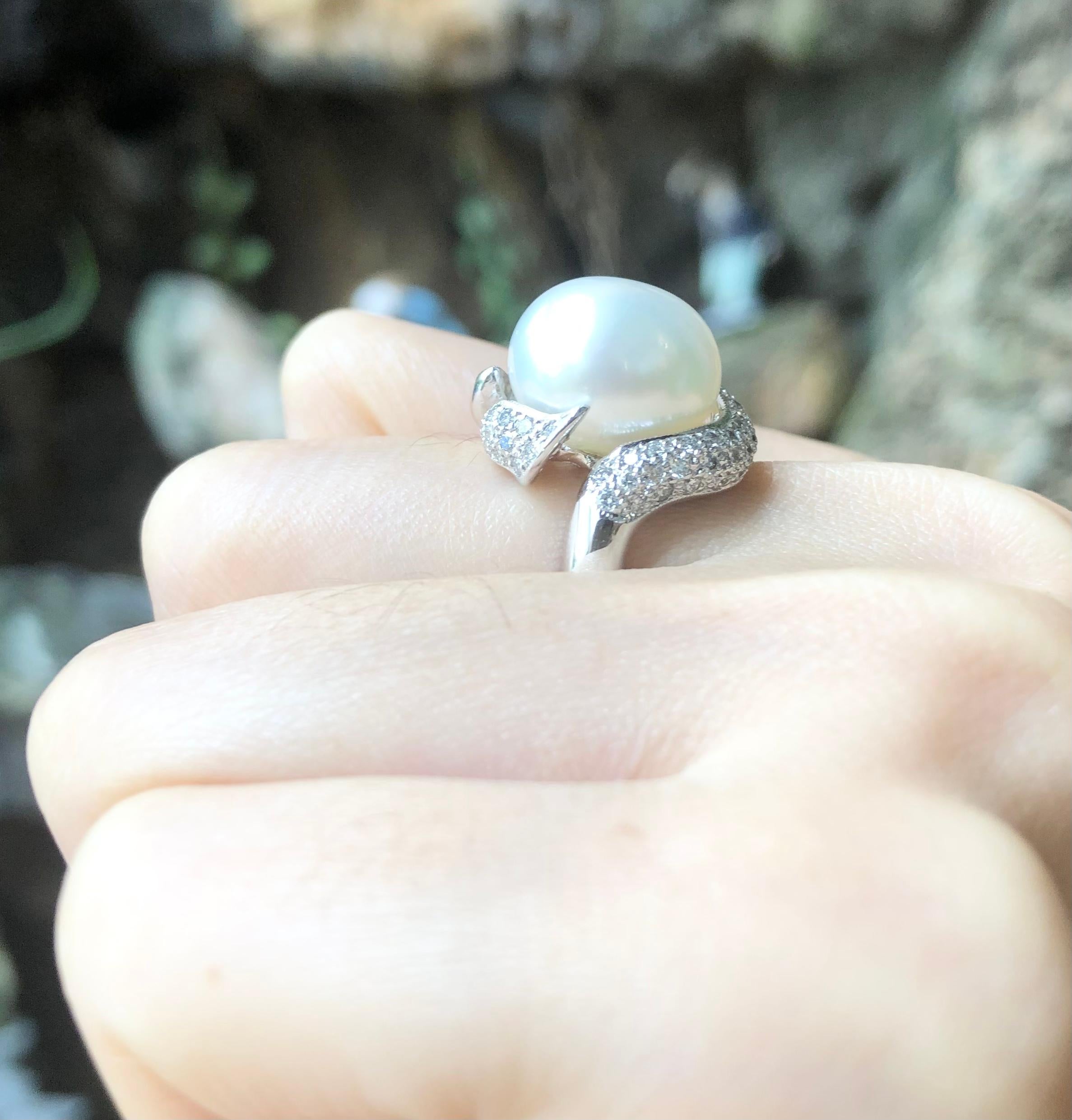 Südseeperle mit Diamant 0,69 Karat Ring in 18 Karat Weißgold gefasst

Breite:  1.7 cm 
Länge: 1,8 cm
Ringgröße: 50
Gesamtgewicht: 9,8 Gramm

Südseeperle: 13,2 mm

