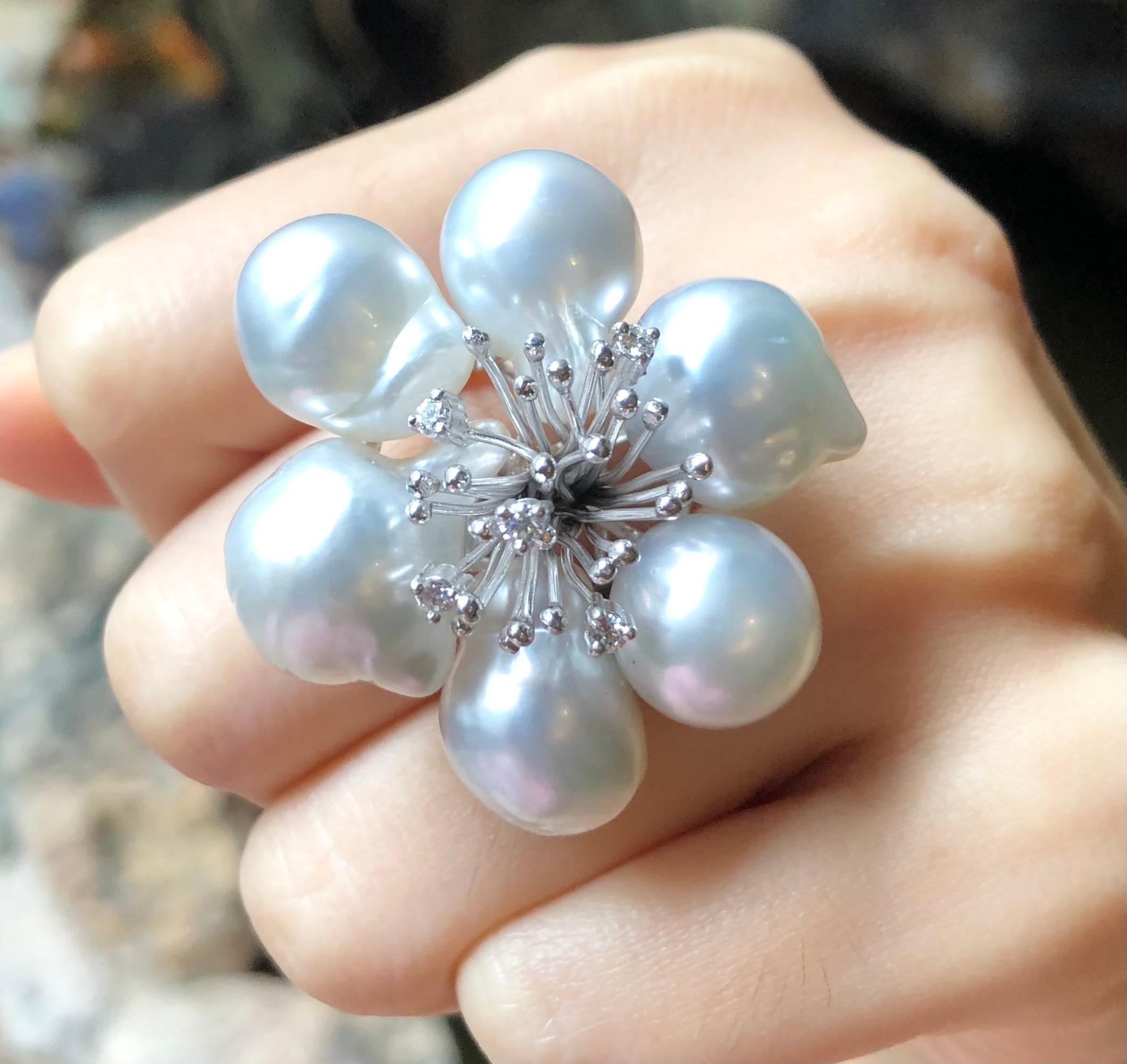 Contemporary South Sea Pearl with Diamond Ring Set in 18 Karat White Gold Settings For Sale