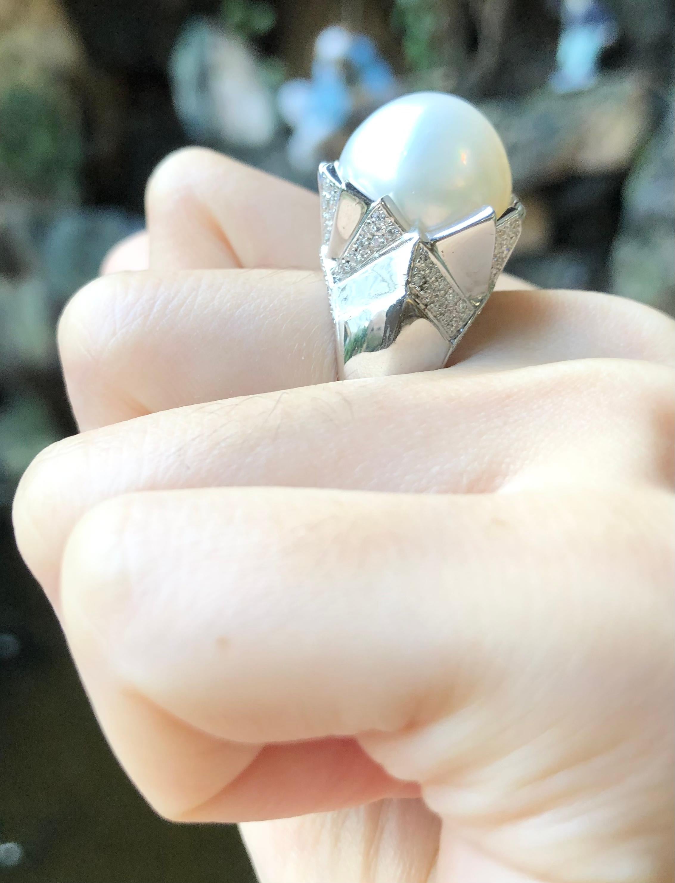 Contemporary South Sea Pearl with Diamond Ring Set in 18 Karat White Gold Settings For Sale