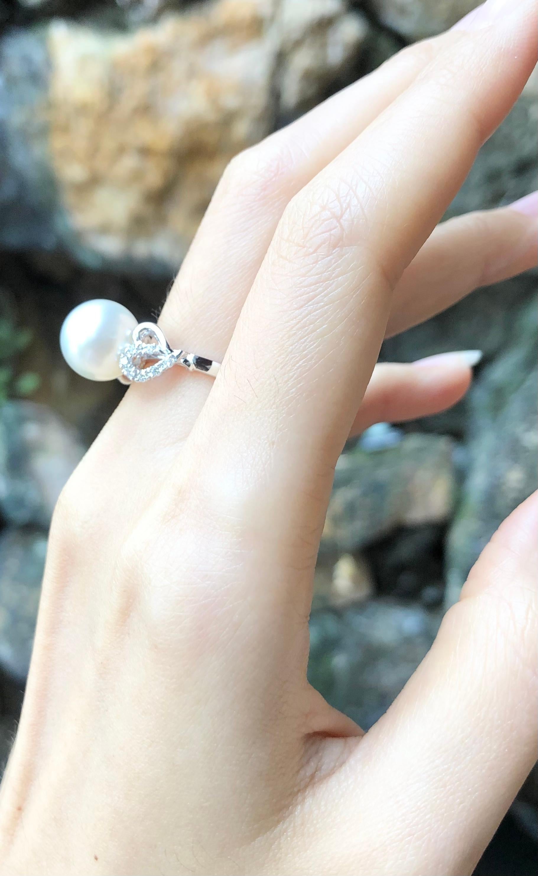 South Sea Pearl with Diamond  Ring set in 18 Karat White Gold Settings In New Condition For Sale In Bangkok, TH