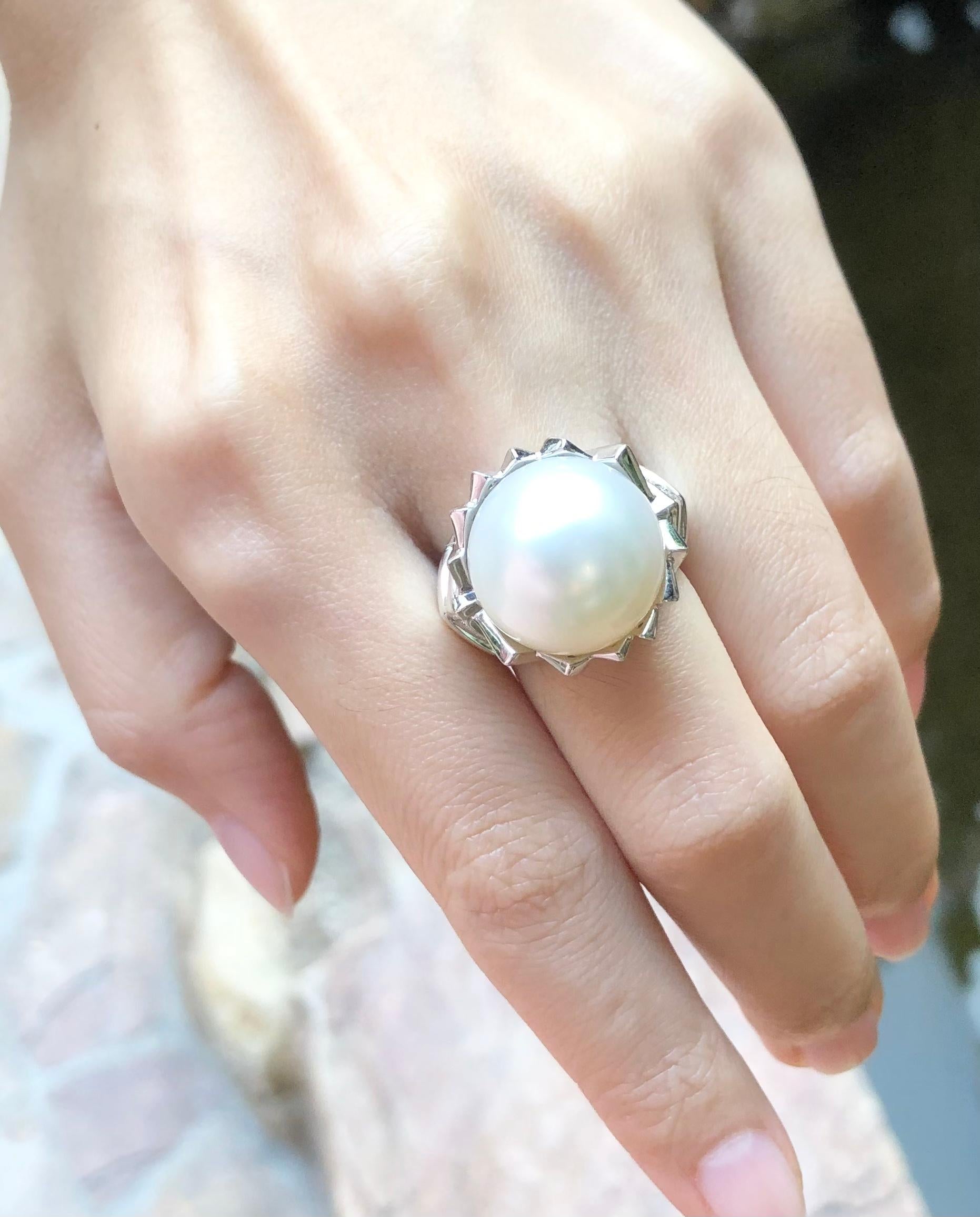 South Sea Pearl with Diamond Ring Set in 18 Karat White Gold Settings In New Condition For Sale In Bangkok, TH