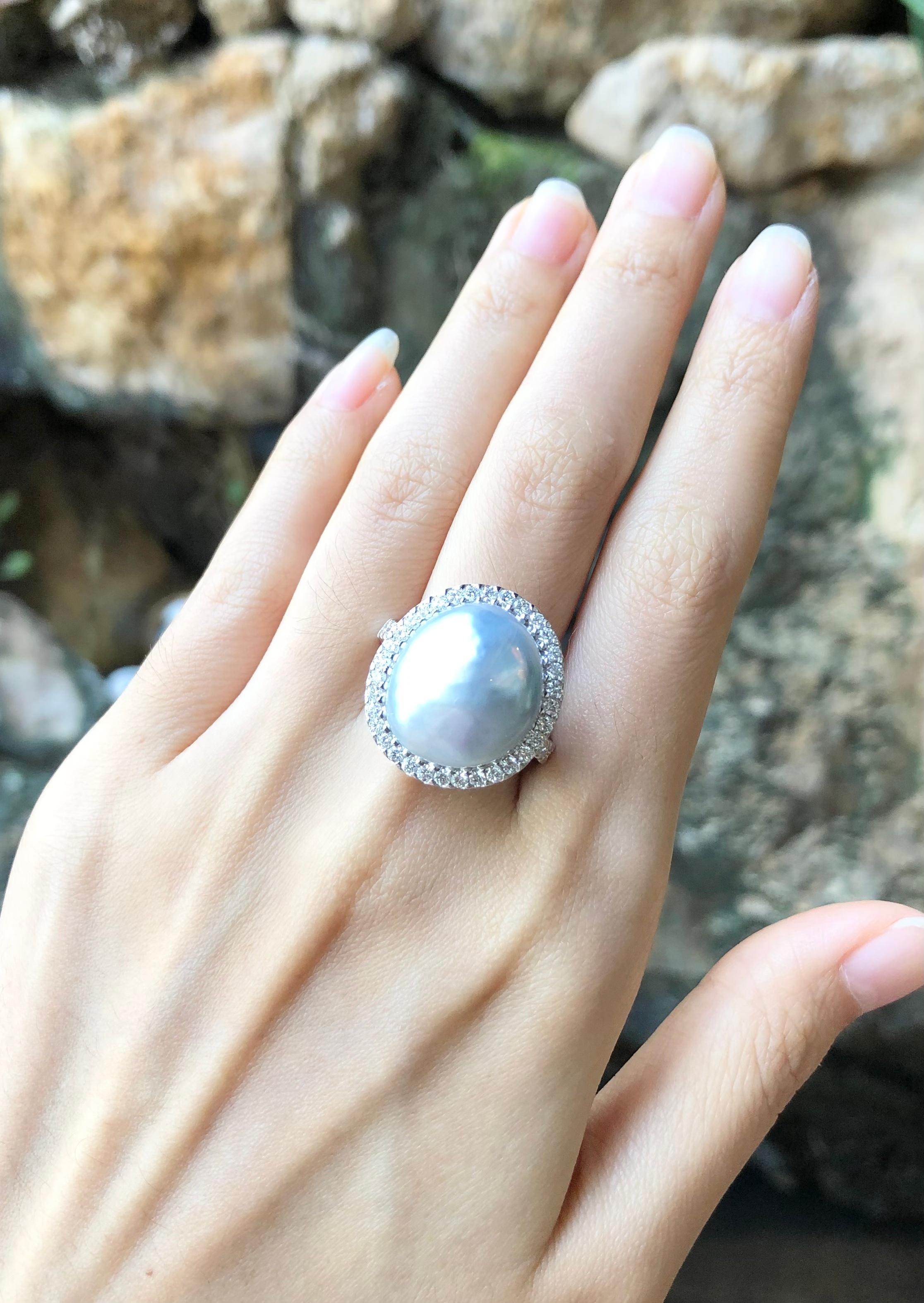 South Sea Pearl with Diamond Ring Set in 18 Karat White Gold Settings In New Condition For Sale In Bangkok, TH