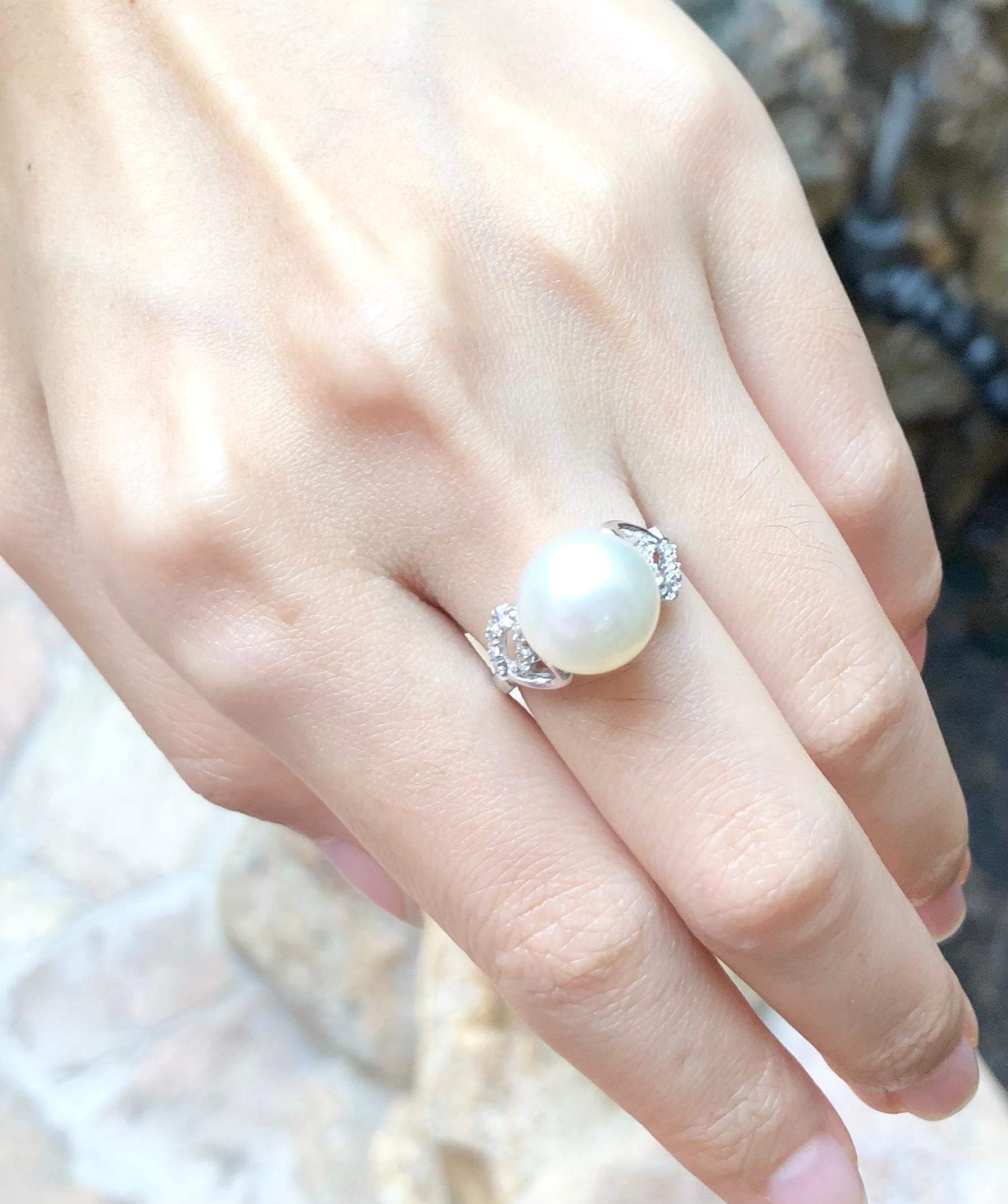 South Sea Pearl with Diamond  Ring set in 18 Karat White Gold Settings For Sale 1