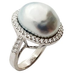 Bague en or blanc 18 carats sertie d'une perle des mers du Sud et de diamants