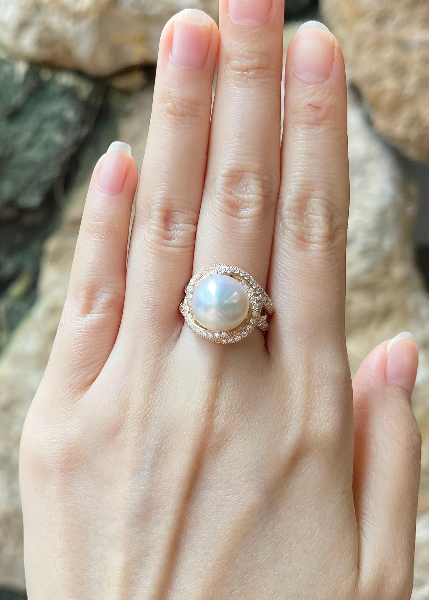 Bague en or rose 18 carats avec perles des mers du Sud et diamants de 1,92 carats

Largeur :  1.8 cm 
Longueur : 1,8 cm
Taille de l'anneau : 54
Poids total : 13.51 grammes

