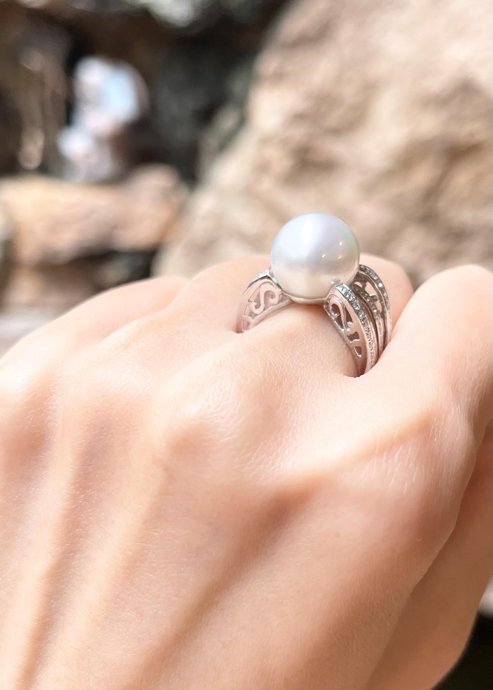 South Sea Pearl with Diamond 0.54 carat Ring set in 18K White Gold Settings

Width:  2.1 cm 
Length: 1.2 cm
Ring Size: 54
Total Weight: 9.24 grams

