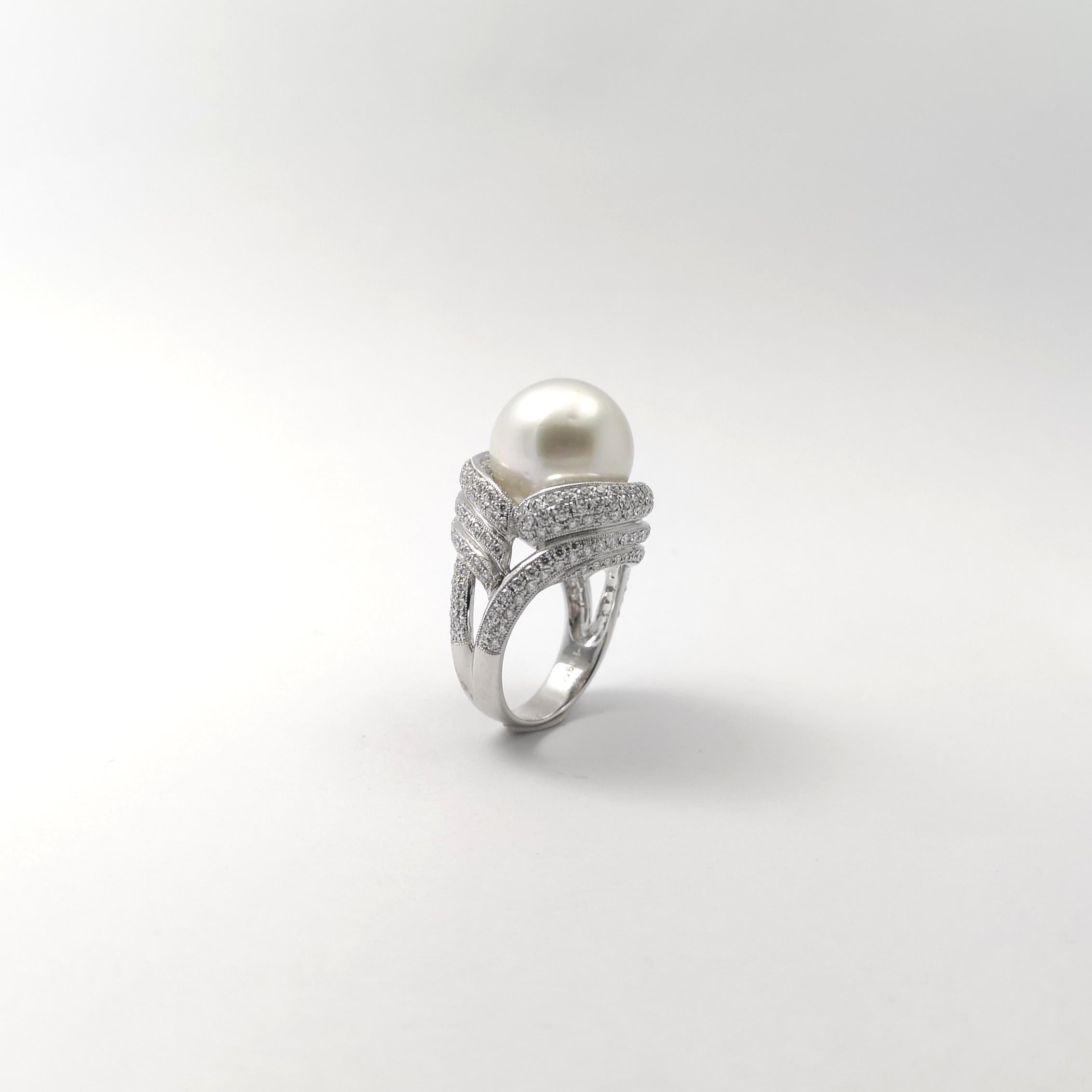 Bague en platine 950 avec perles des mers du Sud et diamants en vente 5