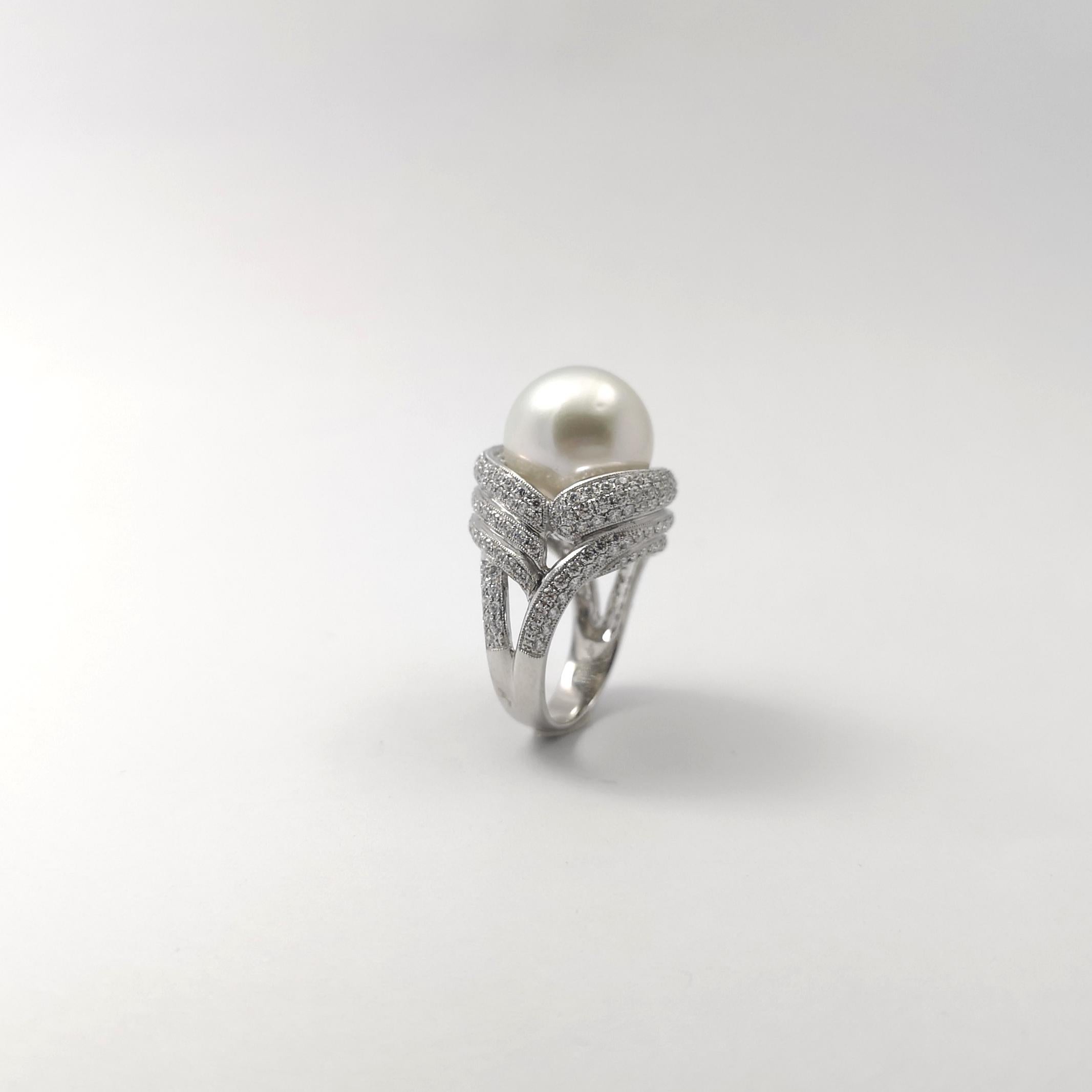 Bague en platine 950 avec perles des mers du Sud et diamants en vente 6